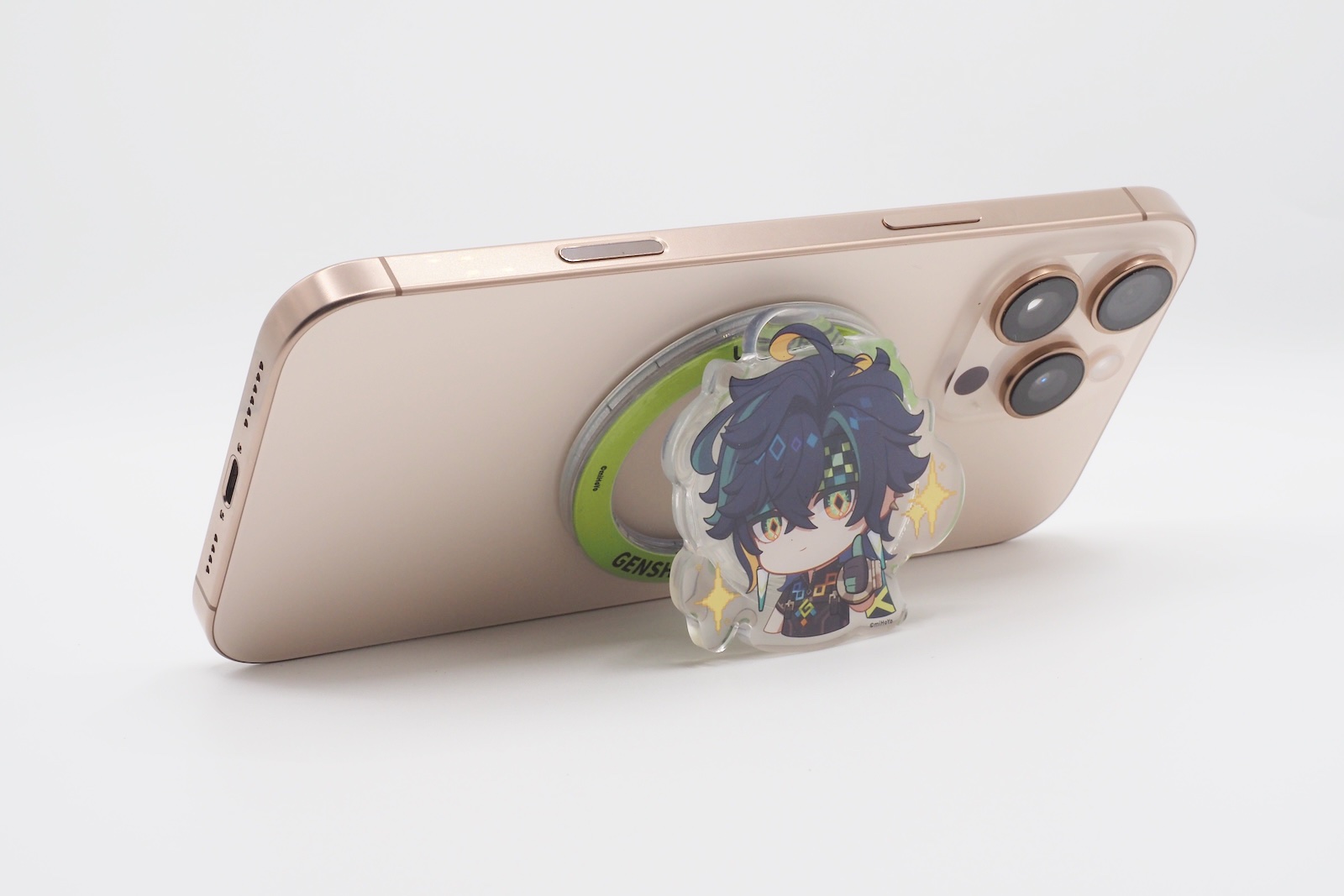 MaxサイズのiPhoneを軽々支えるキィニチ……。力持ちだ！