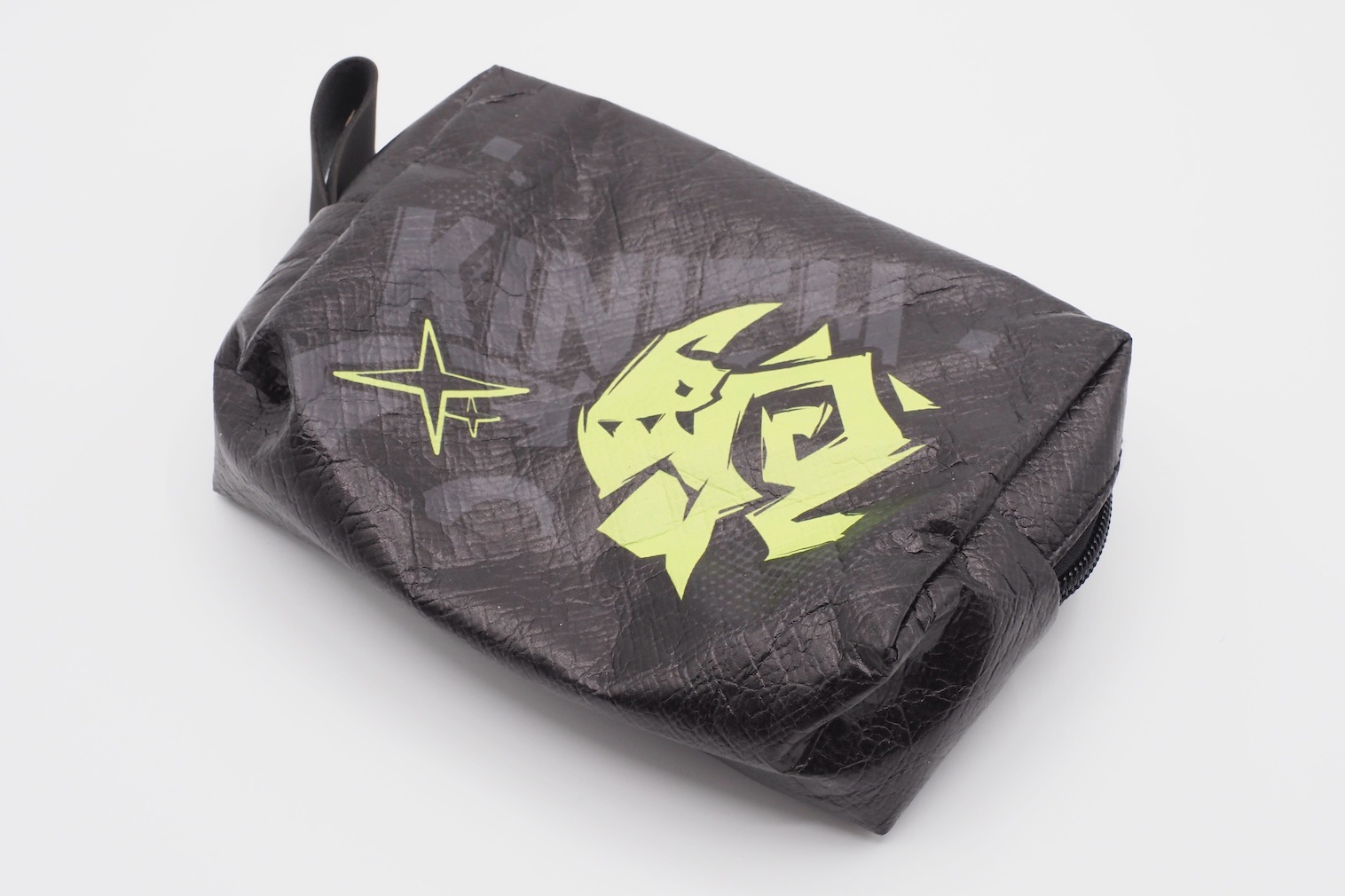 クールなデザインのポーチ