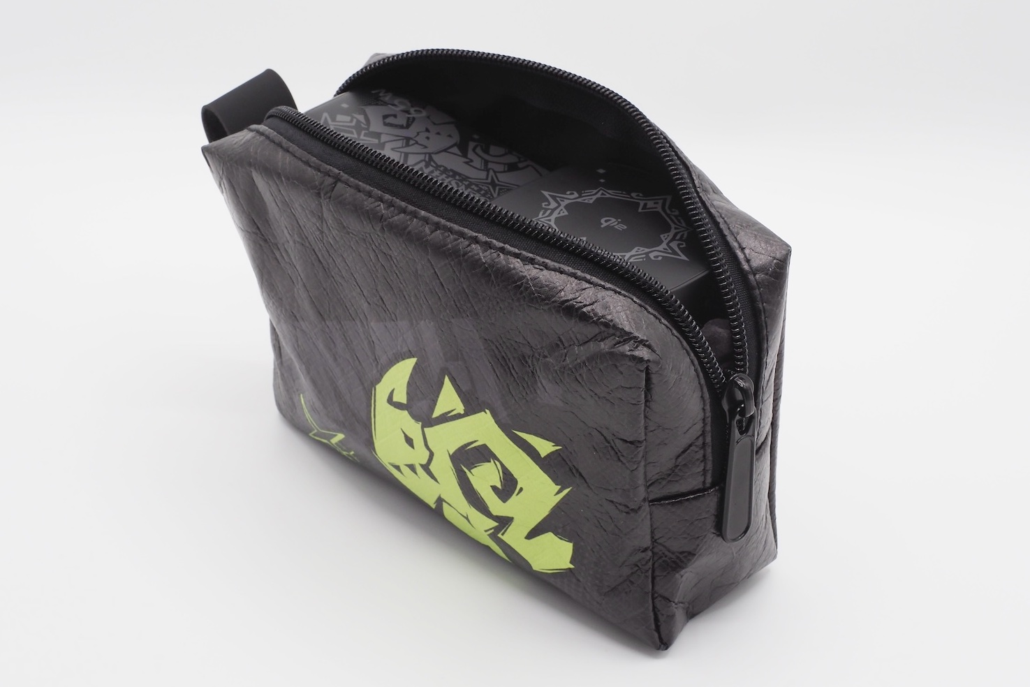 ポーチに今回のコラボ製品を全部入れようと思ったのだが……、ファスナーを閉めることができなかった