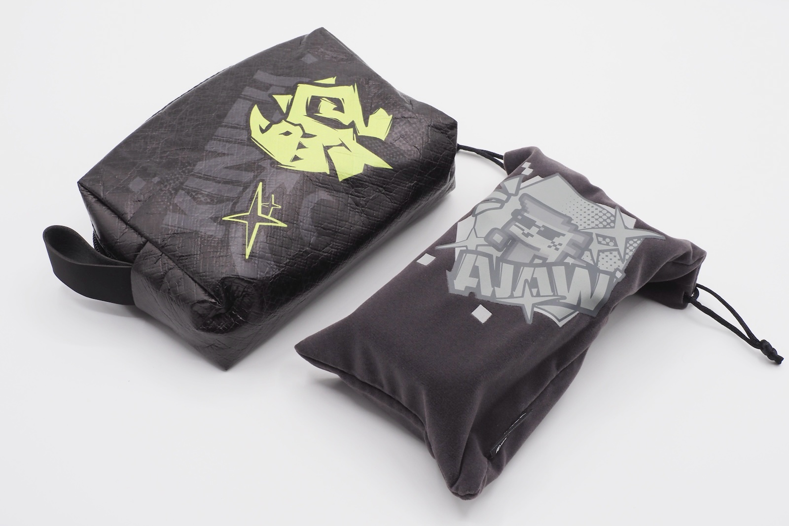 モバイルバッテリーを巾着に、充電器類をポーチに入れるのが正解なのだろう