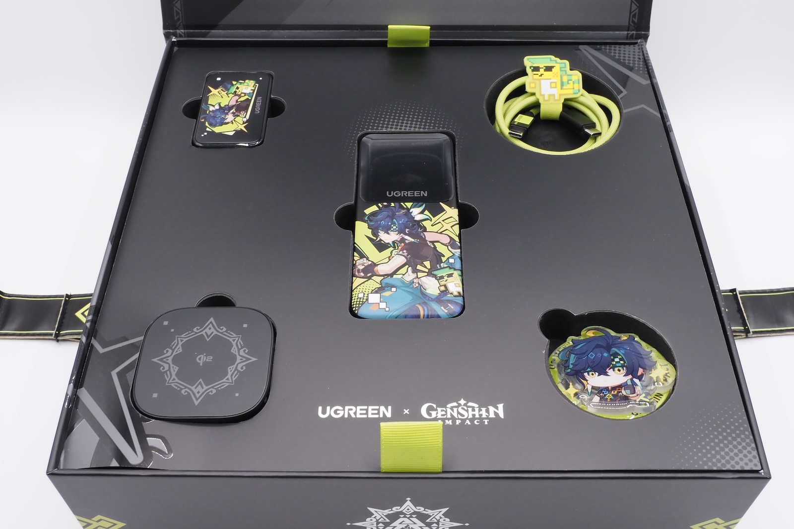 一層目にはコラボ製品を中心に収められている