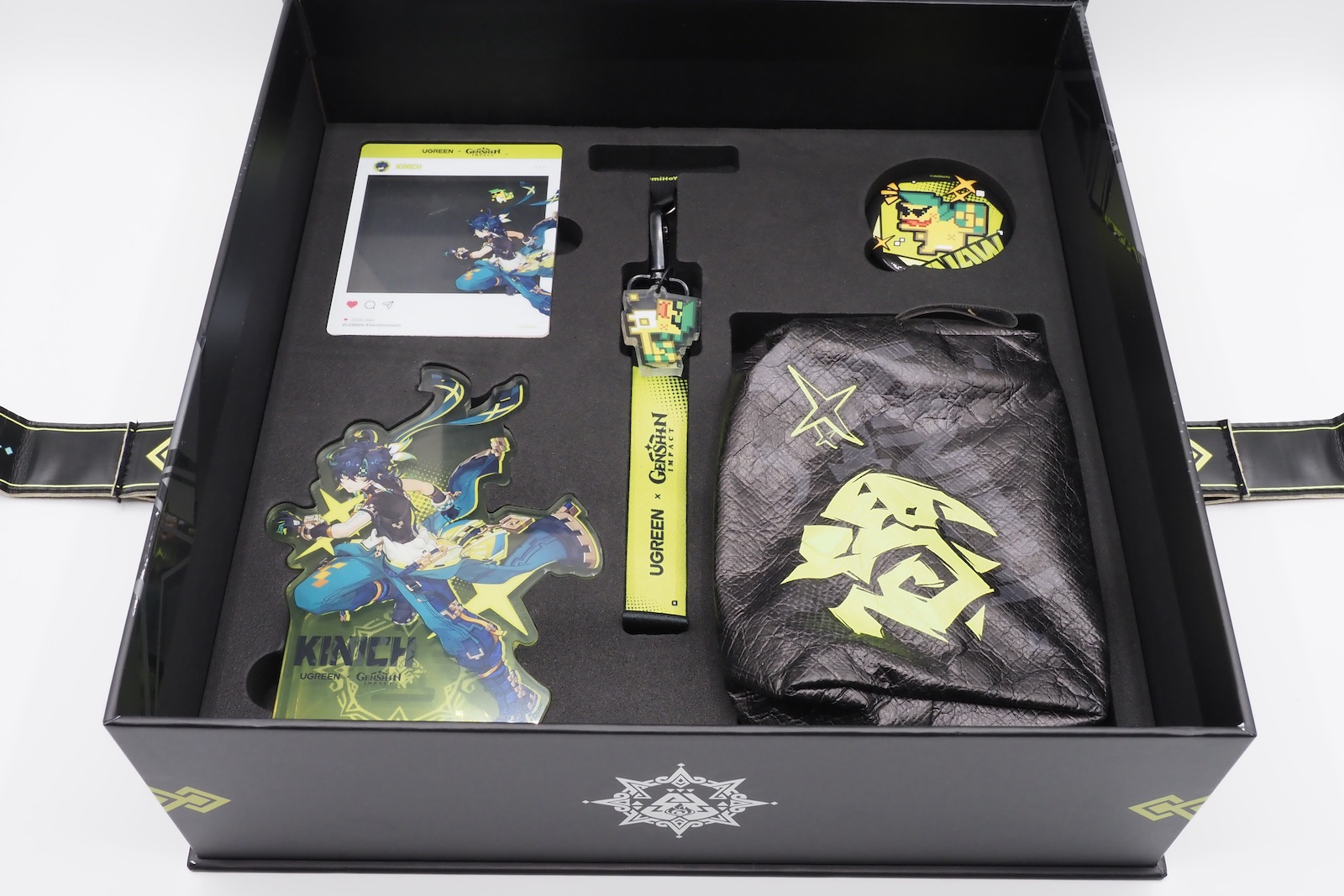 二層目には限定グッズが収められていた。一つずつ見ていこう