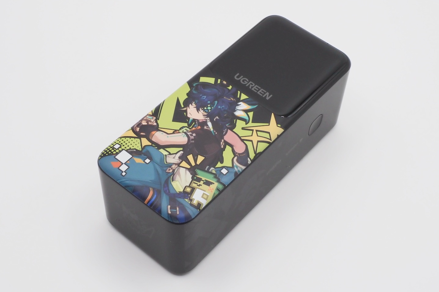 キィニチが大きくプリントされていて、いい意味でモバイルバッテリーというよりキャラクターグッズっぽい印象だ