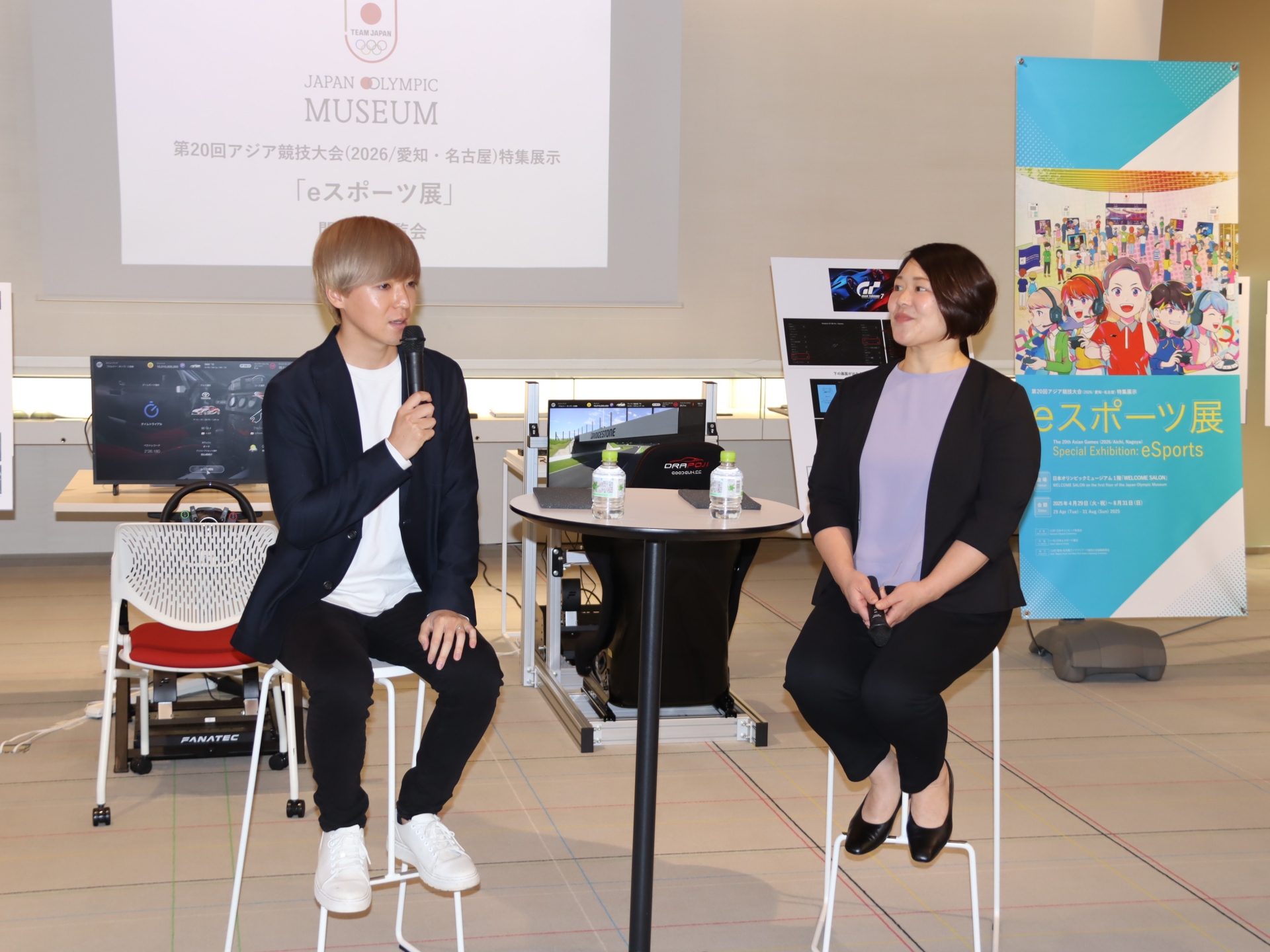 対談する、eスポーツレーサー兼リアルレーサーの冨林勇佑氏（左）とAINAGOCアスリート委員長の谷本歩実氏。冨林氏と「グランツーリスモ」の出会いや、現在のリアルレースに取り組む姿勢などが話された