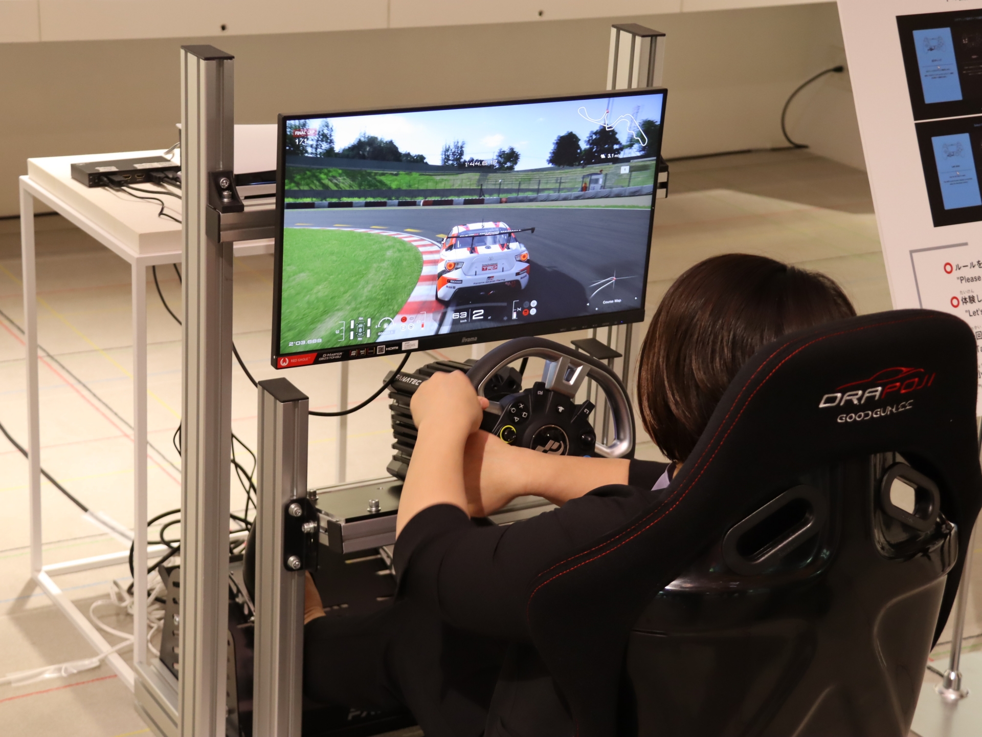 対談のあとは、会場の「グランツーリスモ7」でタイムアタック対決が実施された