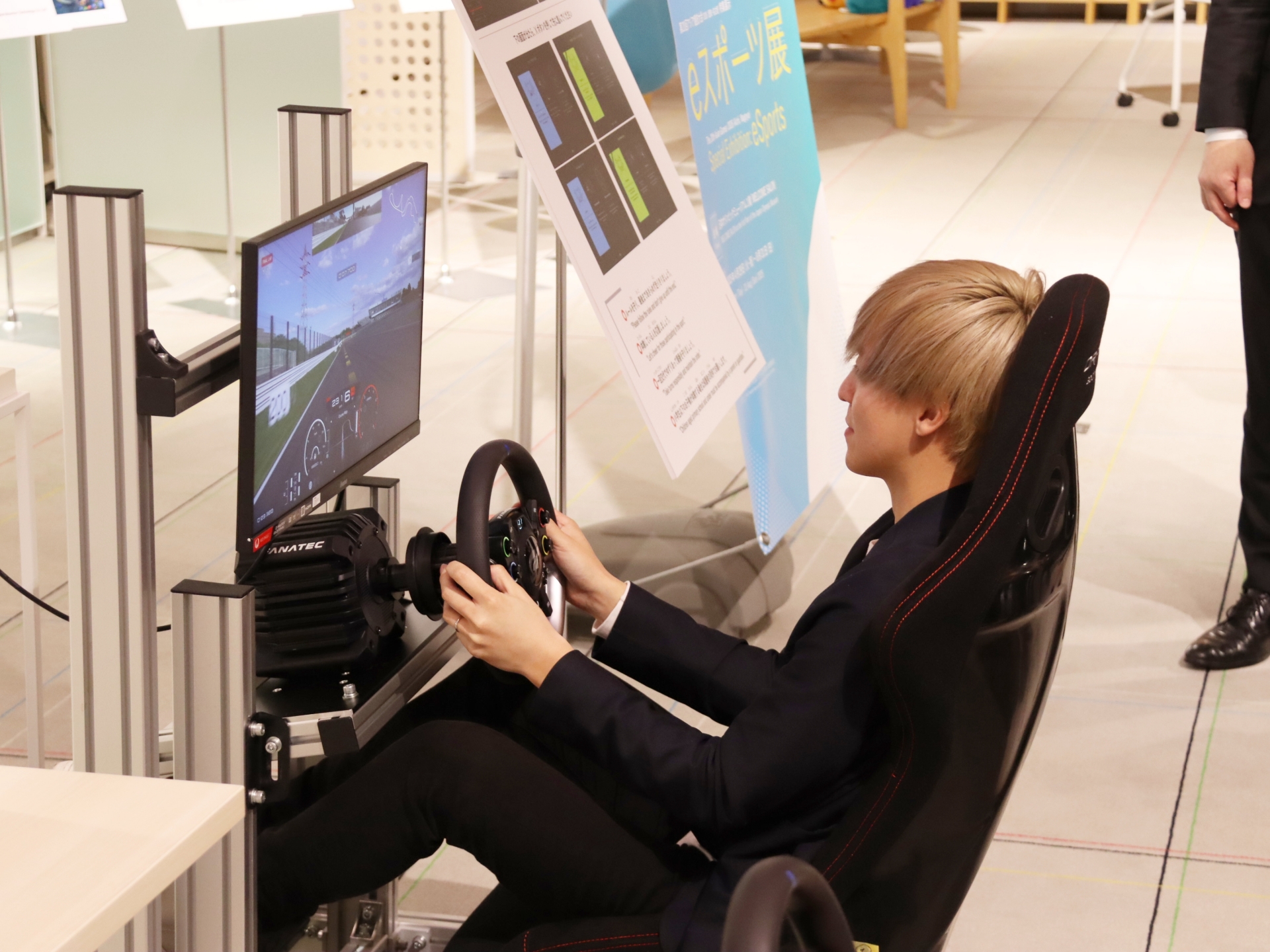 その後レースカーに乗り換えてデモ走行を披露。絶妙なコーナリングで会場をわかせていた