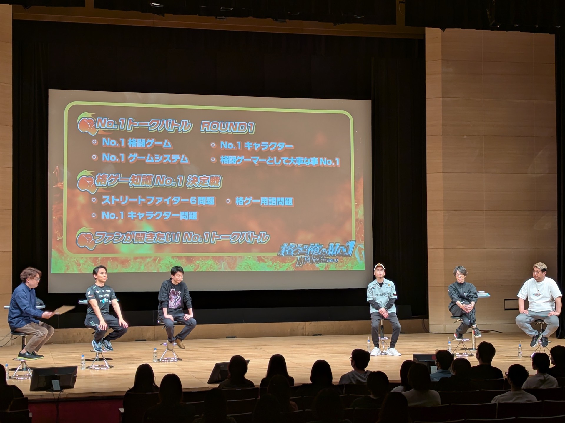 ステージ全体の様子。背面の大型スクリーンにはトークテーマなどを表示して活用していた