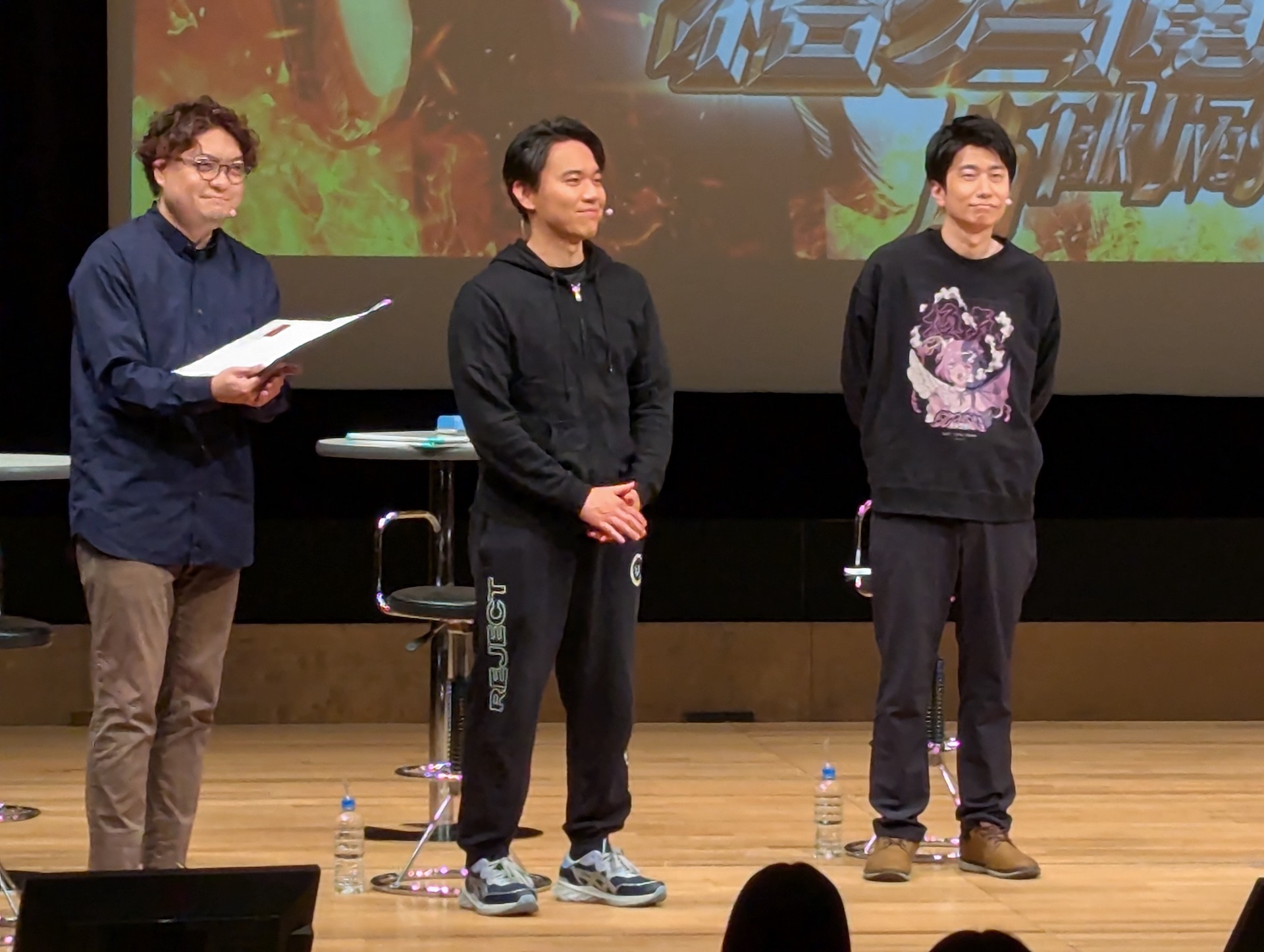 左サイドにはMCのふり～だ氏、ときど選手、ハイタニ氏が並ぶ