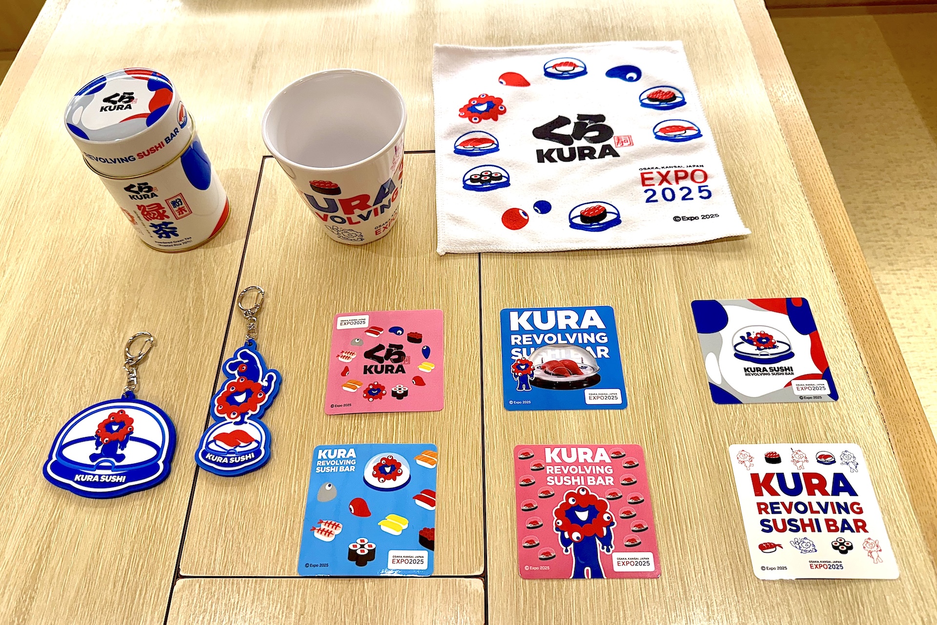 大阪・関西万博の公式キャラクター「ミャクミャク」とのコラボグッズ。こちらもかなり人気とのこと