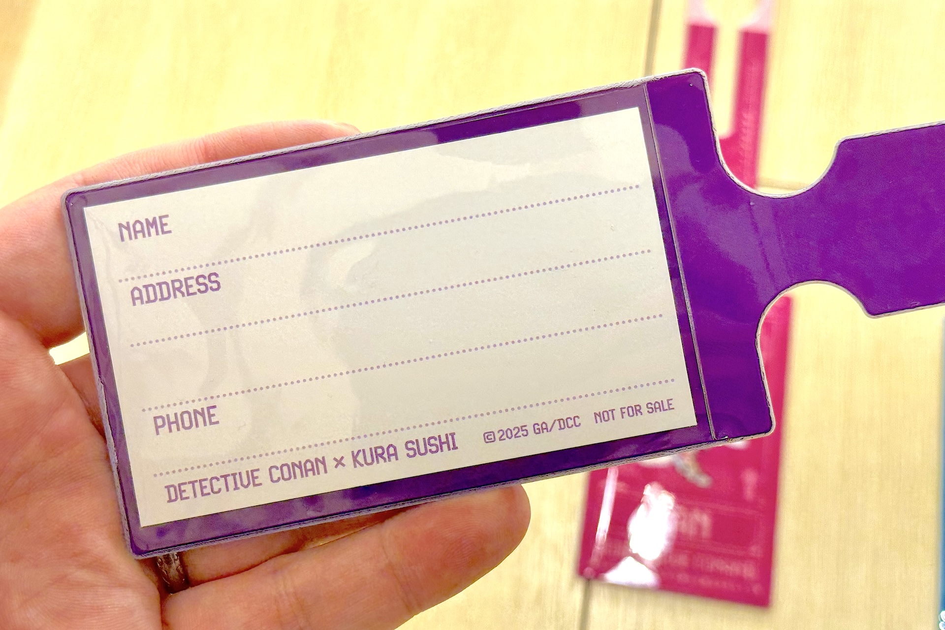 裏面には名前などを書き込めるスペースがある