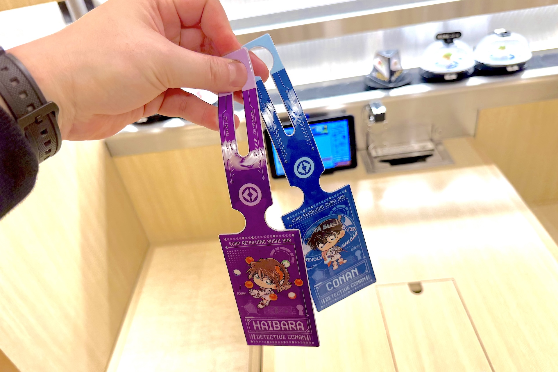 推しキャラのものを付けるのもいいが、コナン好きならぜひ複数集めたい