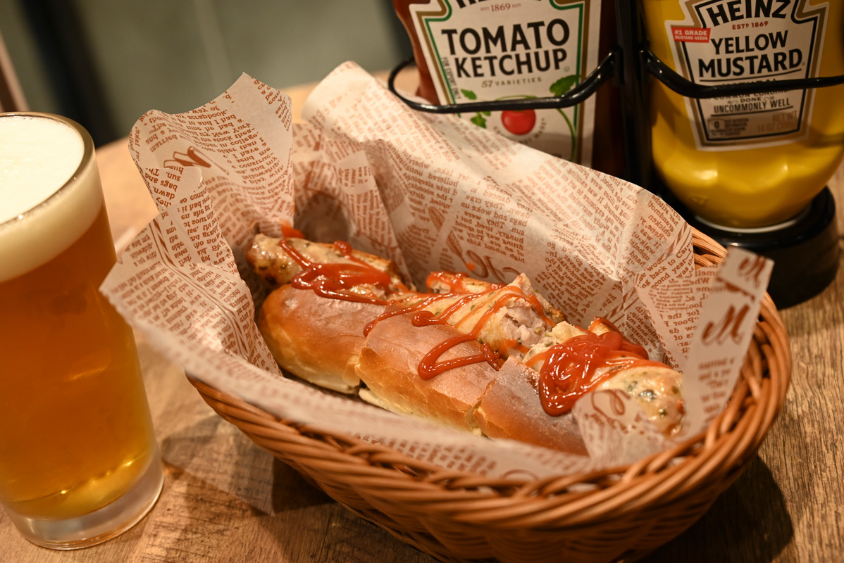 オススメの「ホットドッグ」。かなり大きいくて食べ応えも抜群