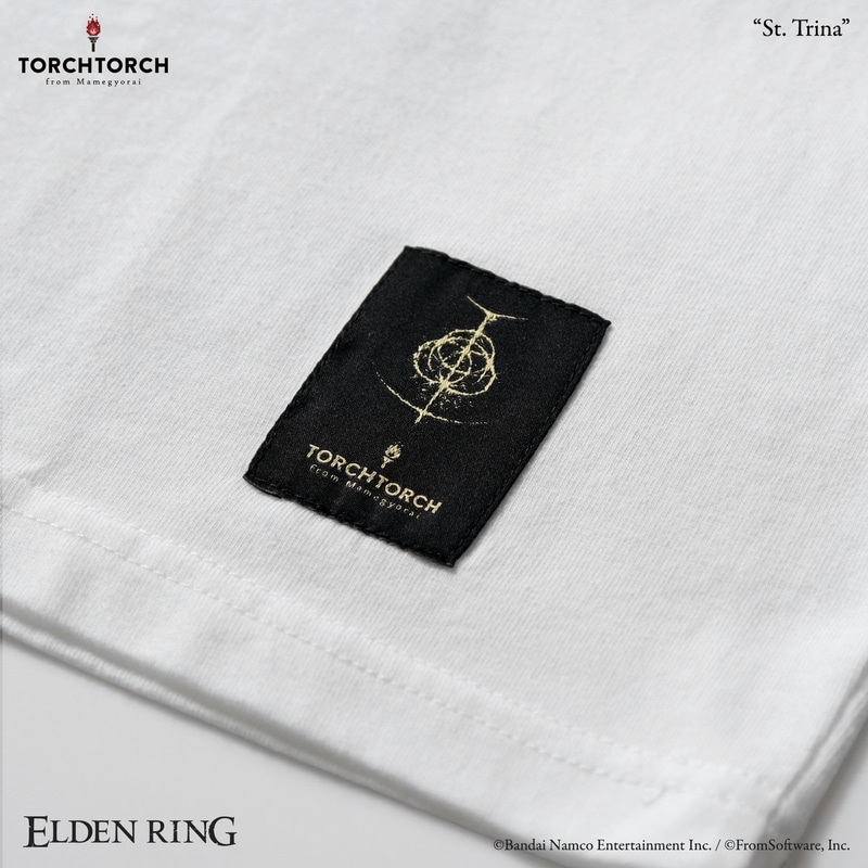 黒生地に金糸を使用し、「ELDEN RING」を象徴するシンボルを超高密度で織り上げたネームタグ。この「トリーナ」だけに付いている内側のケアラベルも楽しめる