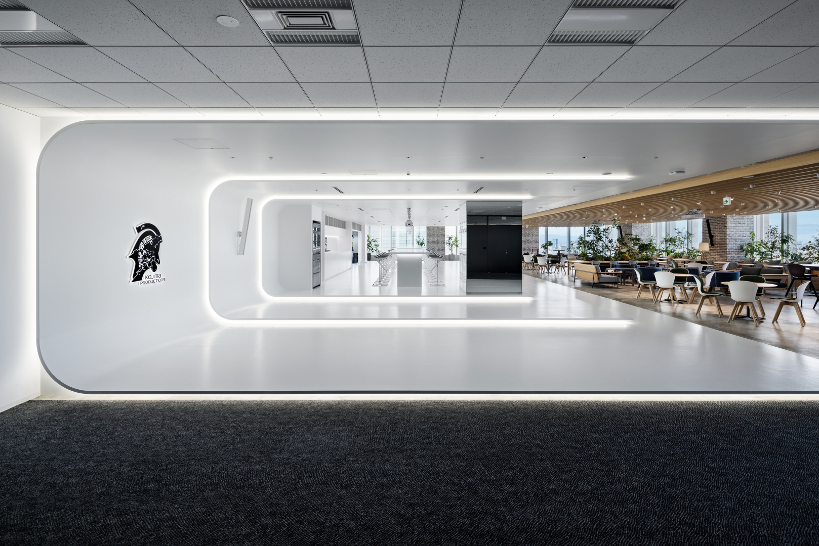 イベント会場となったコジプロ内のカフェテリア。右側に見える席側に試遊会場が設けられた