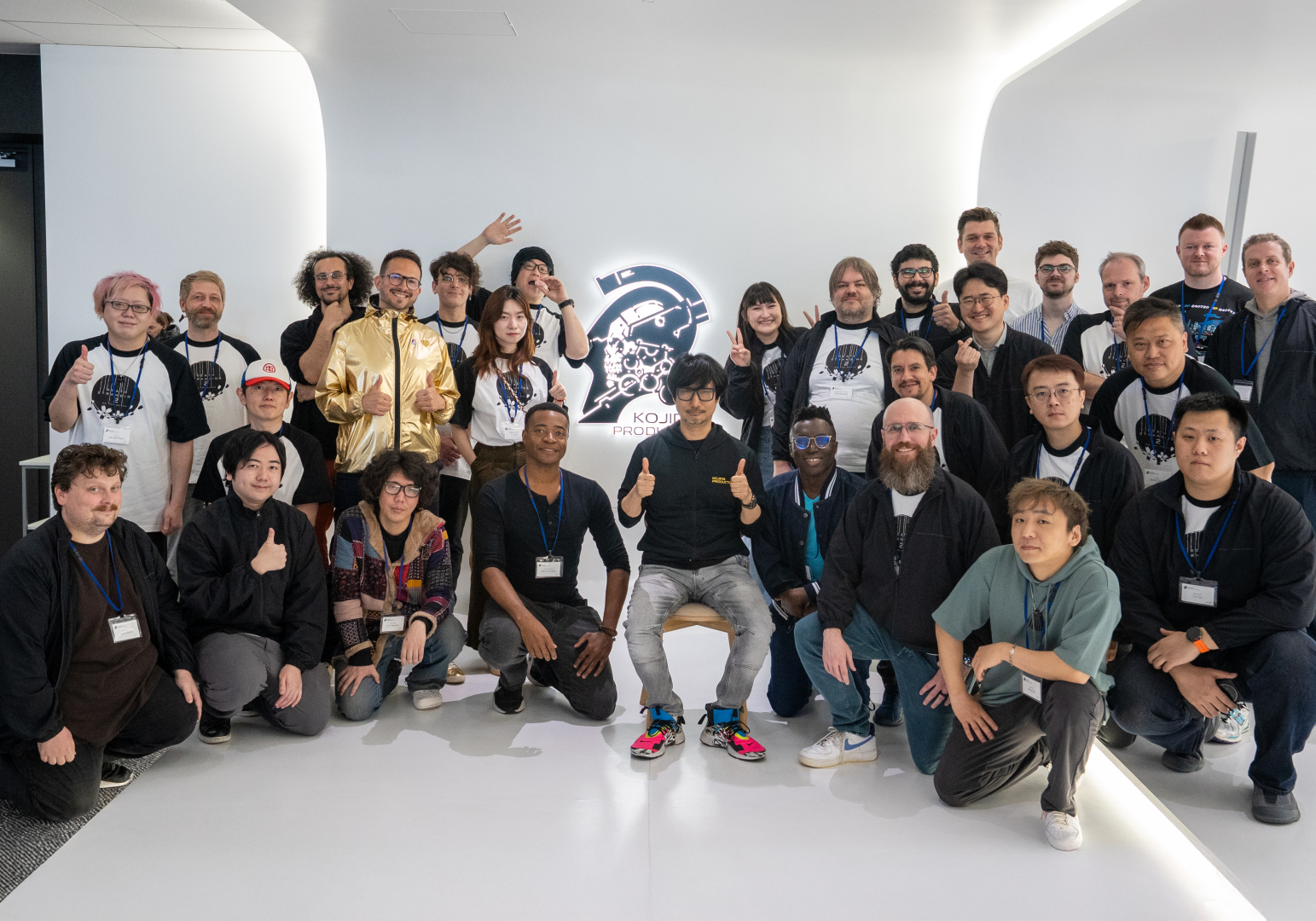 4日間の試遊をともにして“繋がった”メディア関係者一同と小島監督（前列中央）。その初日は参加者全員に配布された特製のTシャツを着用してゲームプレイに臨んだ