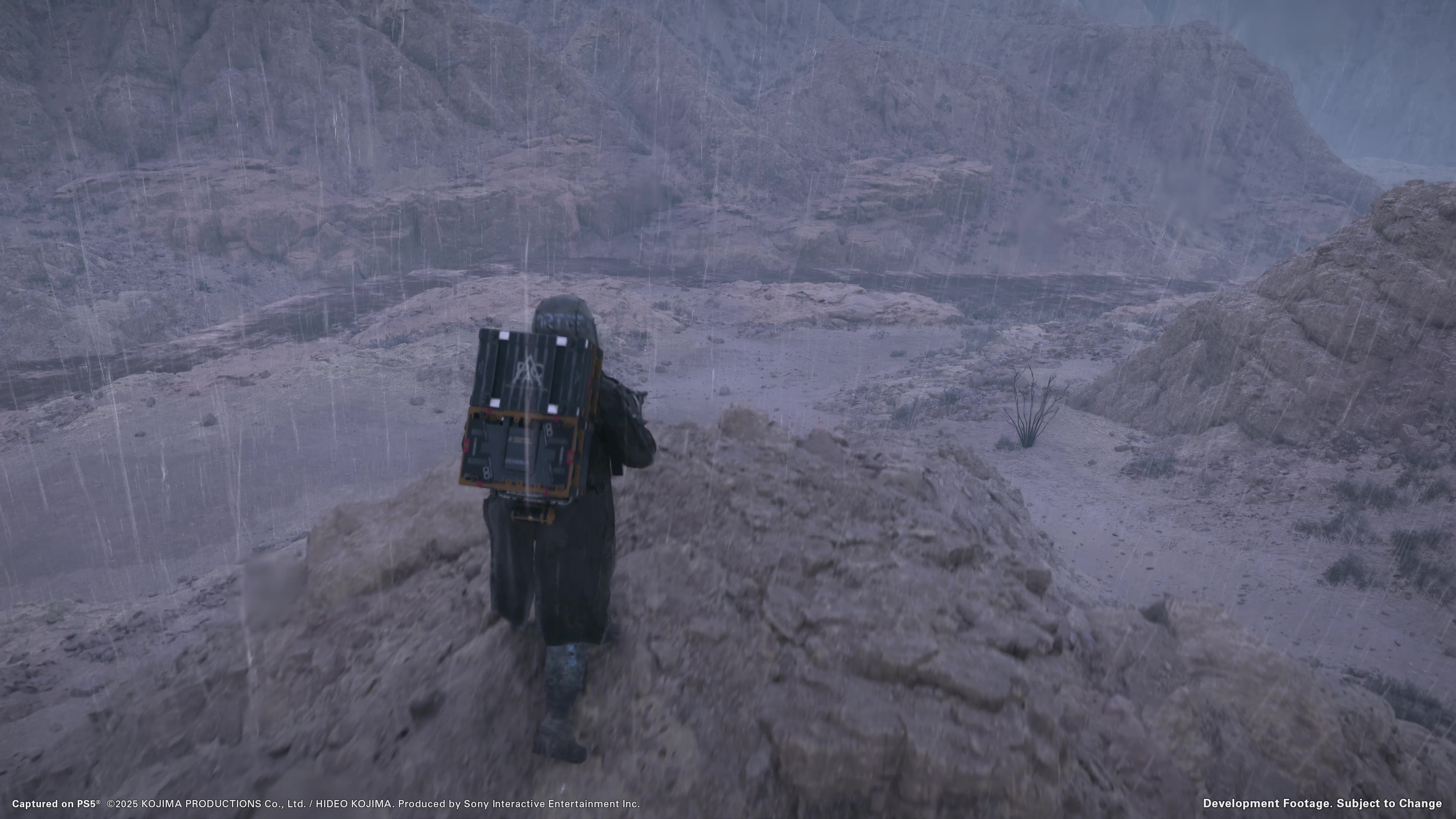 大雨に見舞われたメキシコで河川が氾濫する。増水により水深が深くなり、道具などがないと渡河が難しくなる