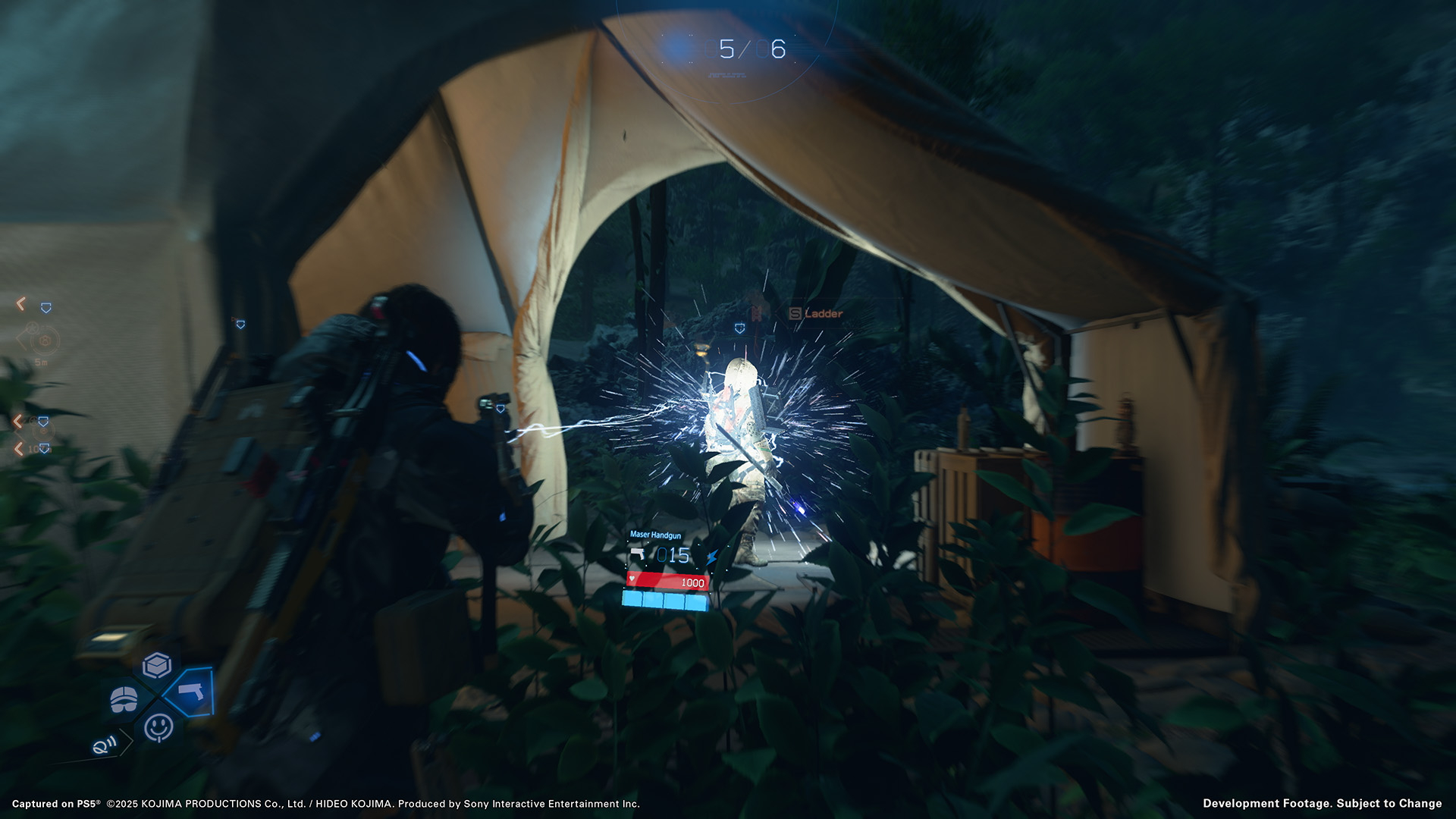 ステルス戦闘は人間だけでなくBTにも有効。バックパックを下ろせば、荷物の影響を受けることなく背の高い草に身を隠せる