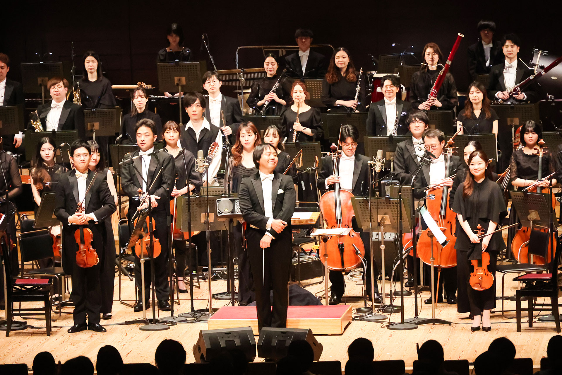 第一部の演奏が終了後、演者全員が立ち上がり挨拶をして休憩へ