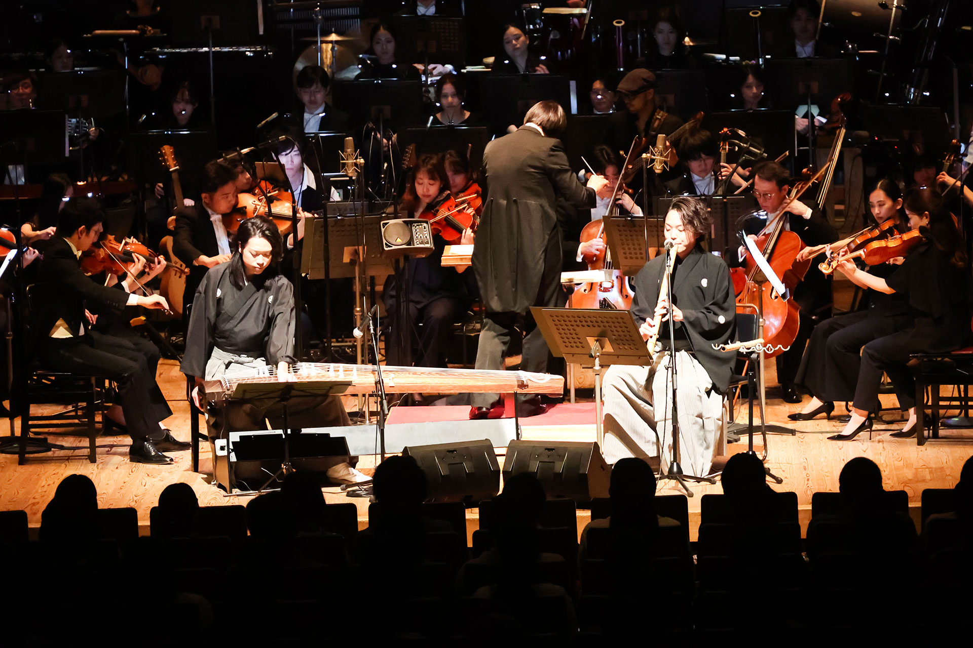 第2楽章では琴の本間貴士氏と尺八の佐藤公基氏が参加