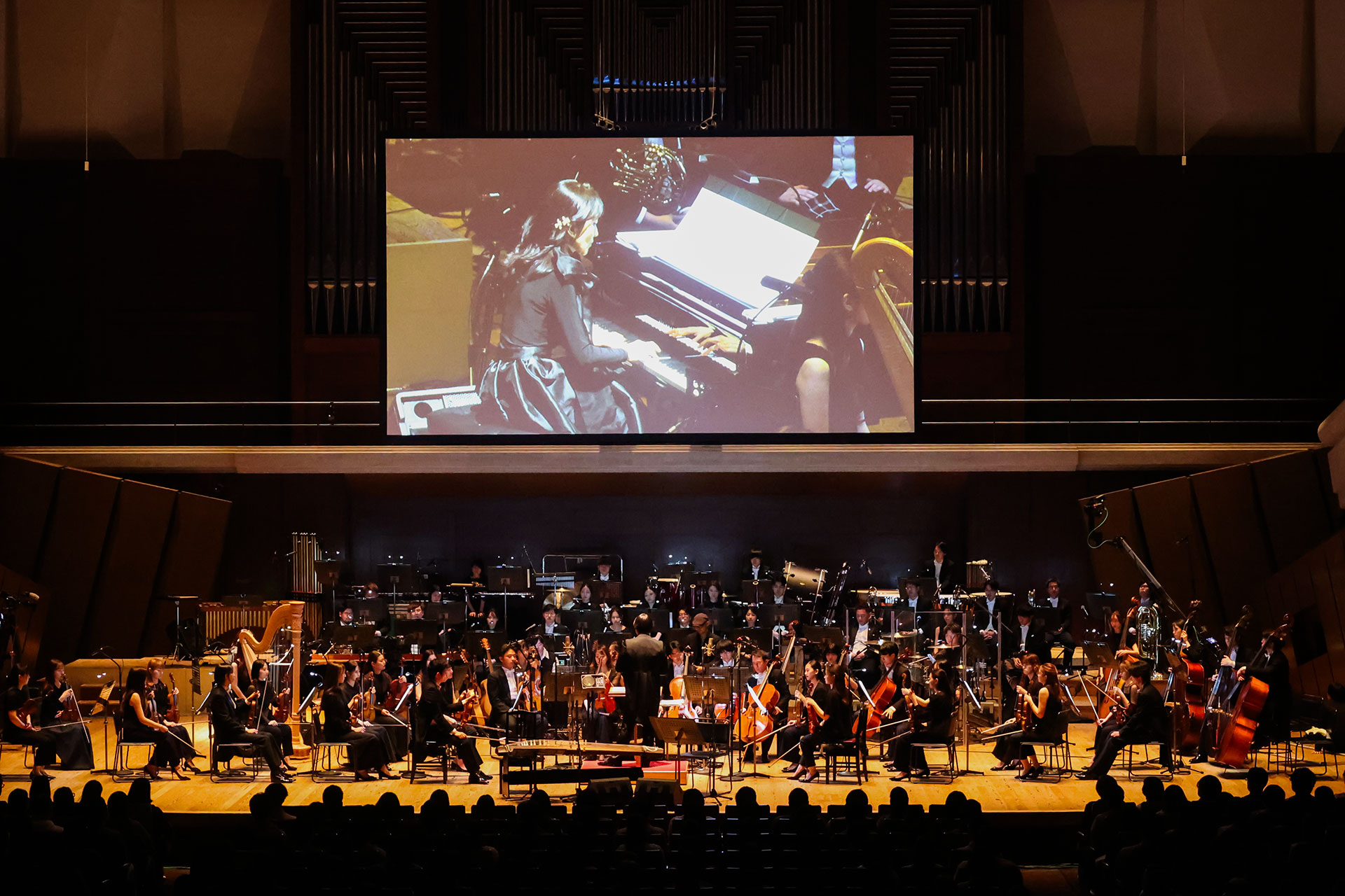 ピアノのメロディが美しい「月夜のテーマ」を披露