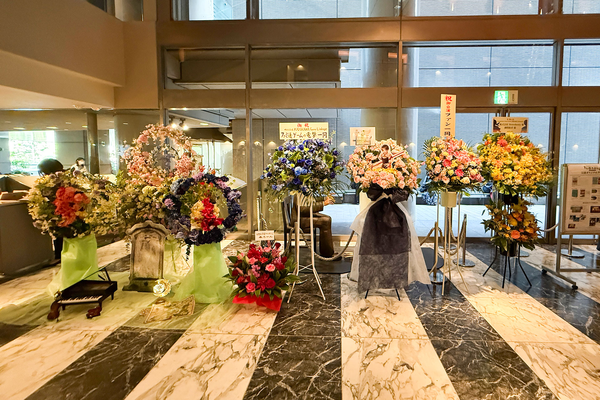会場内にはファンや関係者から届いた花が多数飾られていた