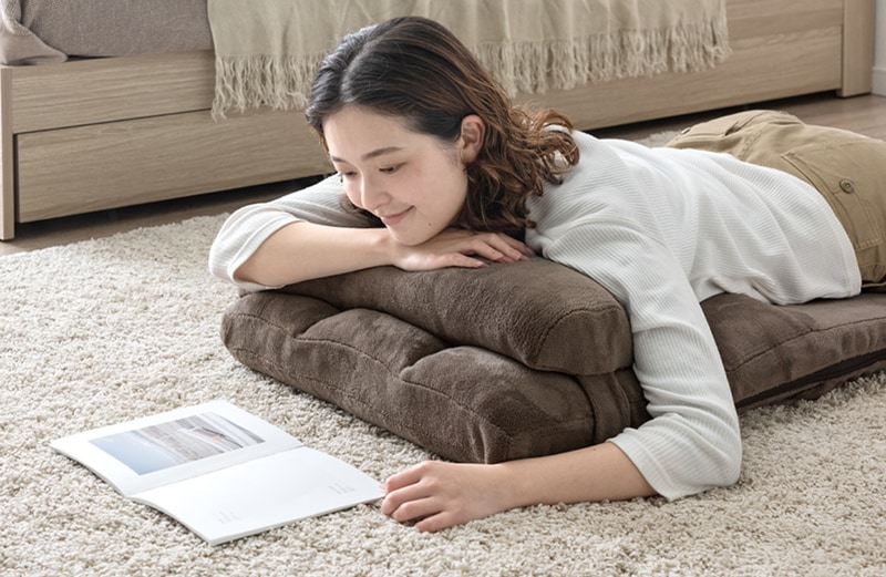 クッション抱えて横になってリラックス