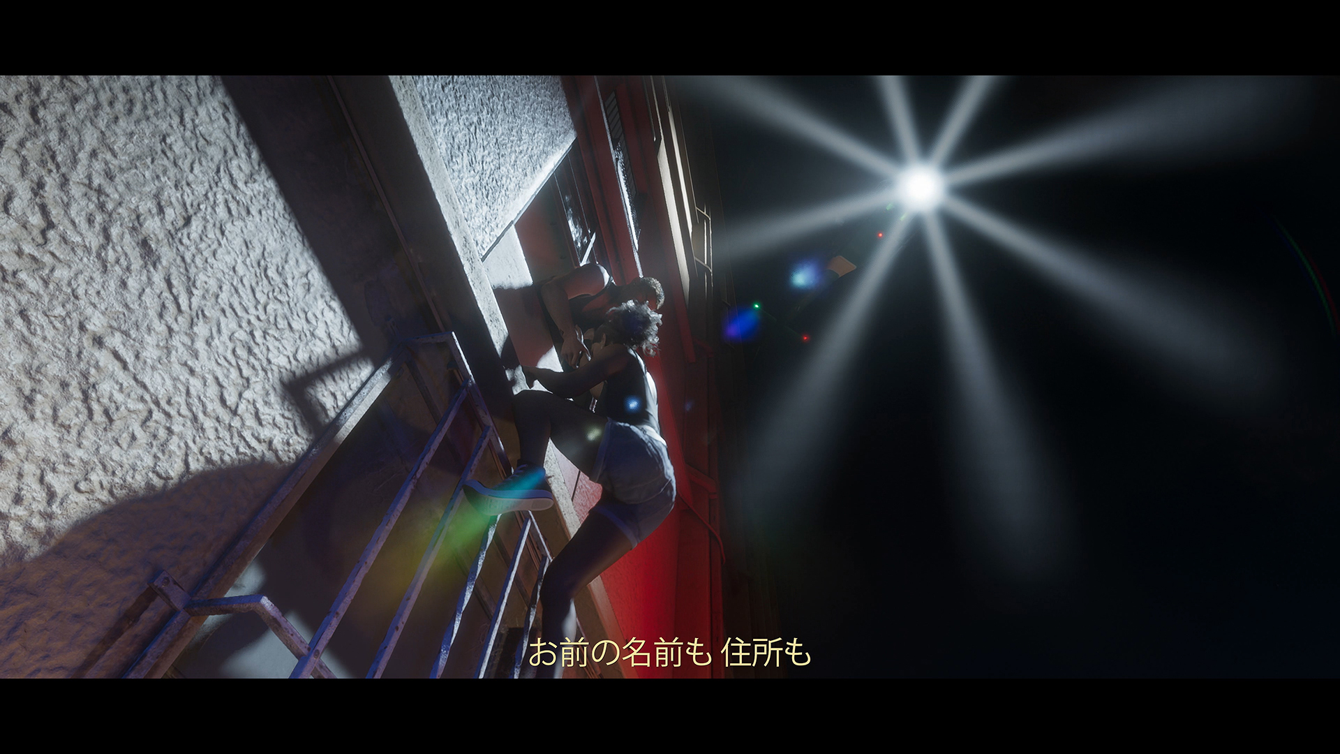 ヘリのライトに照らされる2人