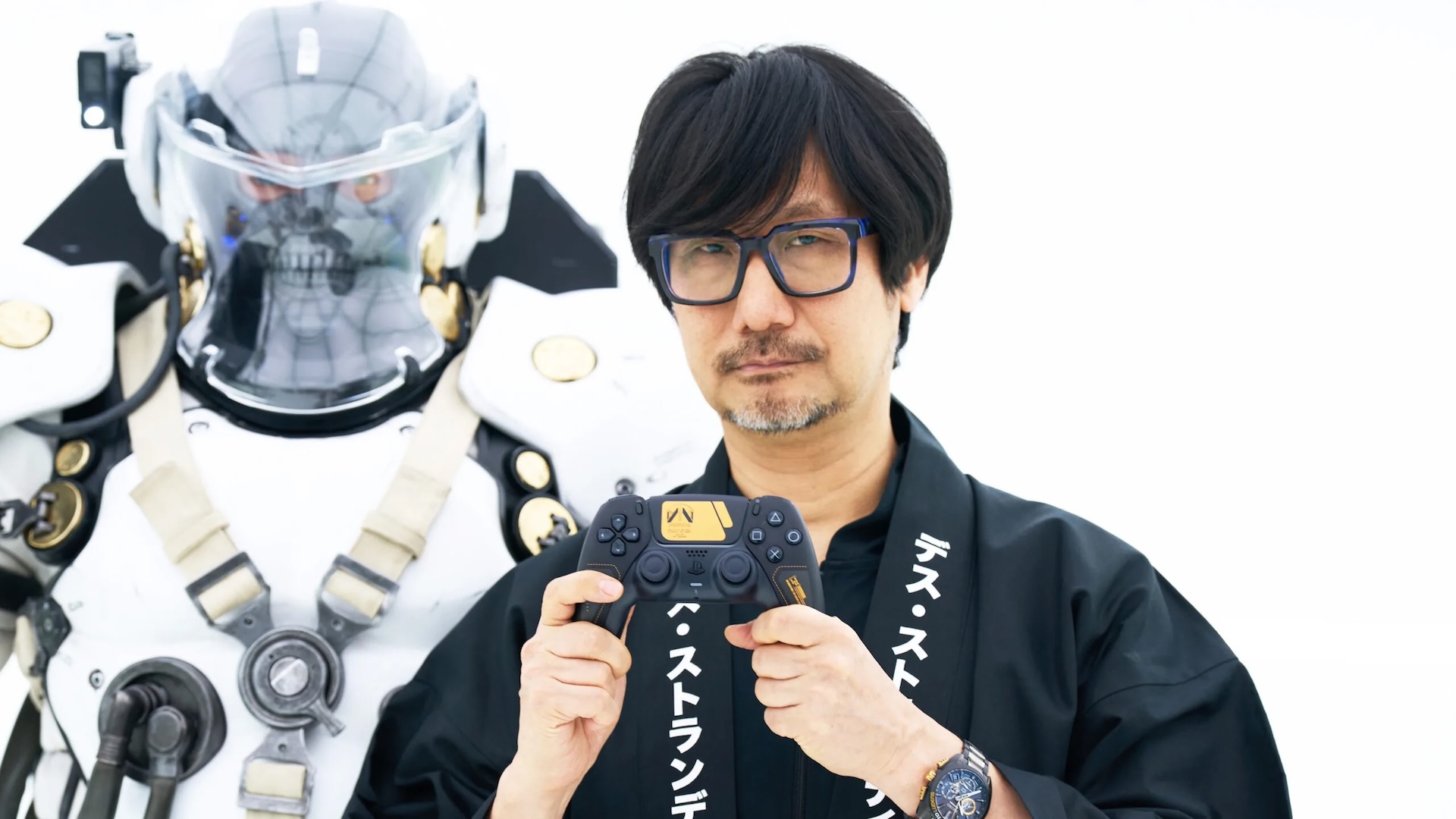 先日開催された『DEATH STRANDING 2: ON THE BEACH』のイベントでコントローラーを紹介する小島秀夫監督の写真