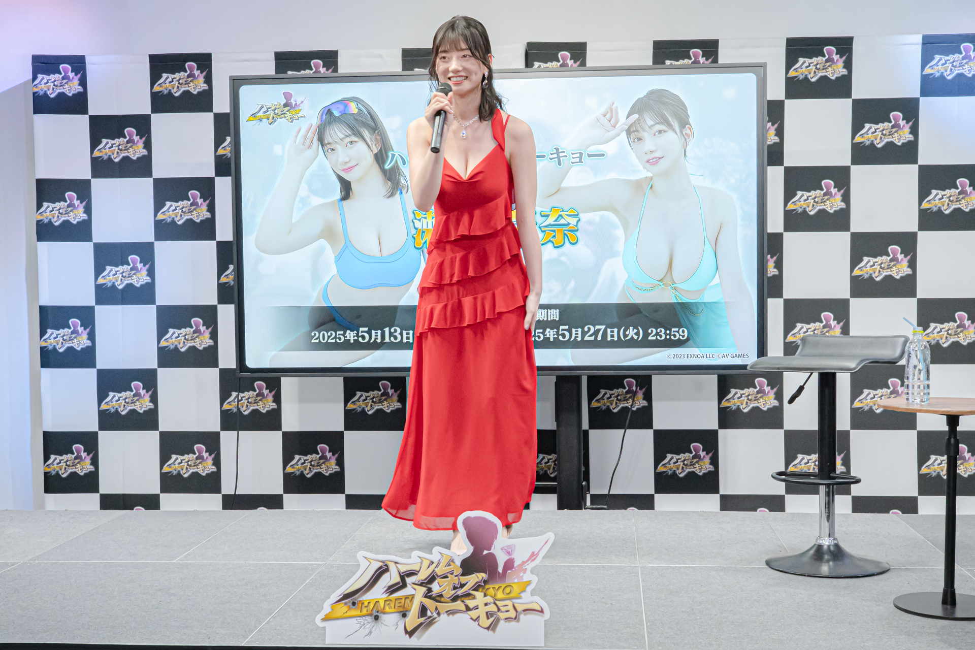 スタイルの良さが際立つ、深紅のロングドレスで登壇した瀬戸環奈さん