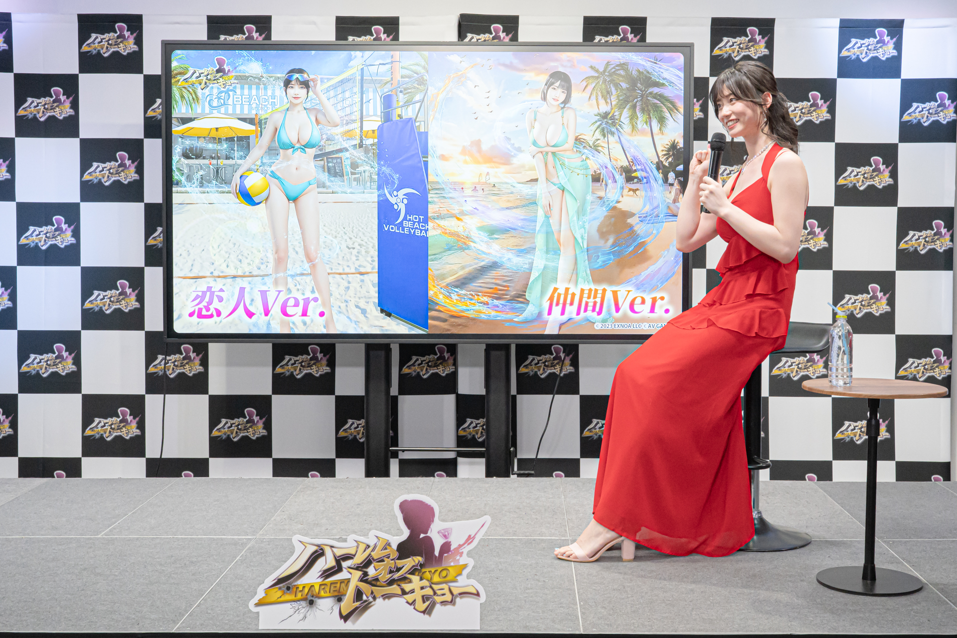 スタイルの良さが際立つ、深紅のロングドレスで登壇した瀬戸環奈さん