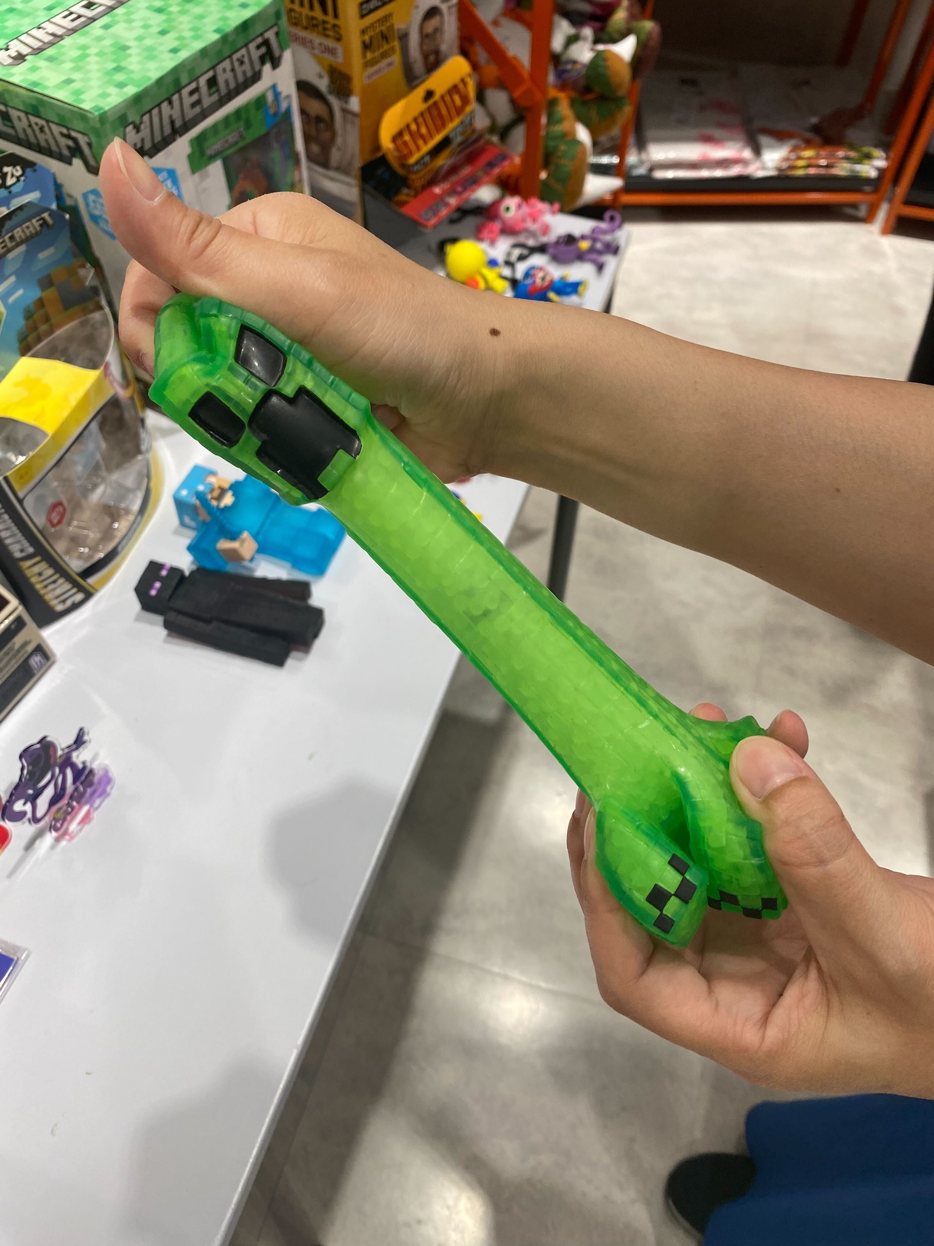 「メタルギアソリッド」シリーズよりダンボールを模した金属のオブジェが登場。世界2001個限定でシリアルナンバー入り