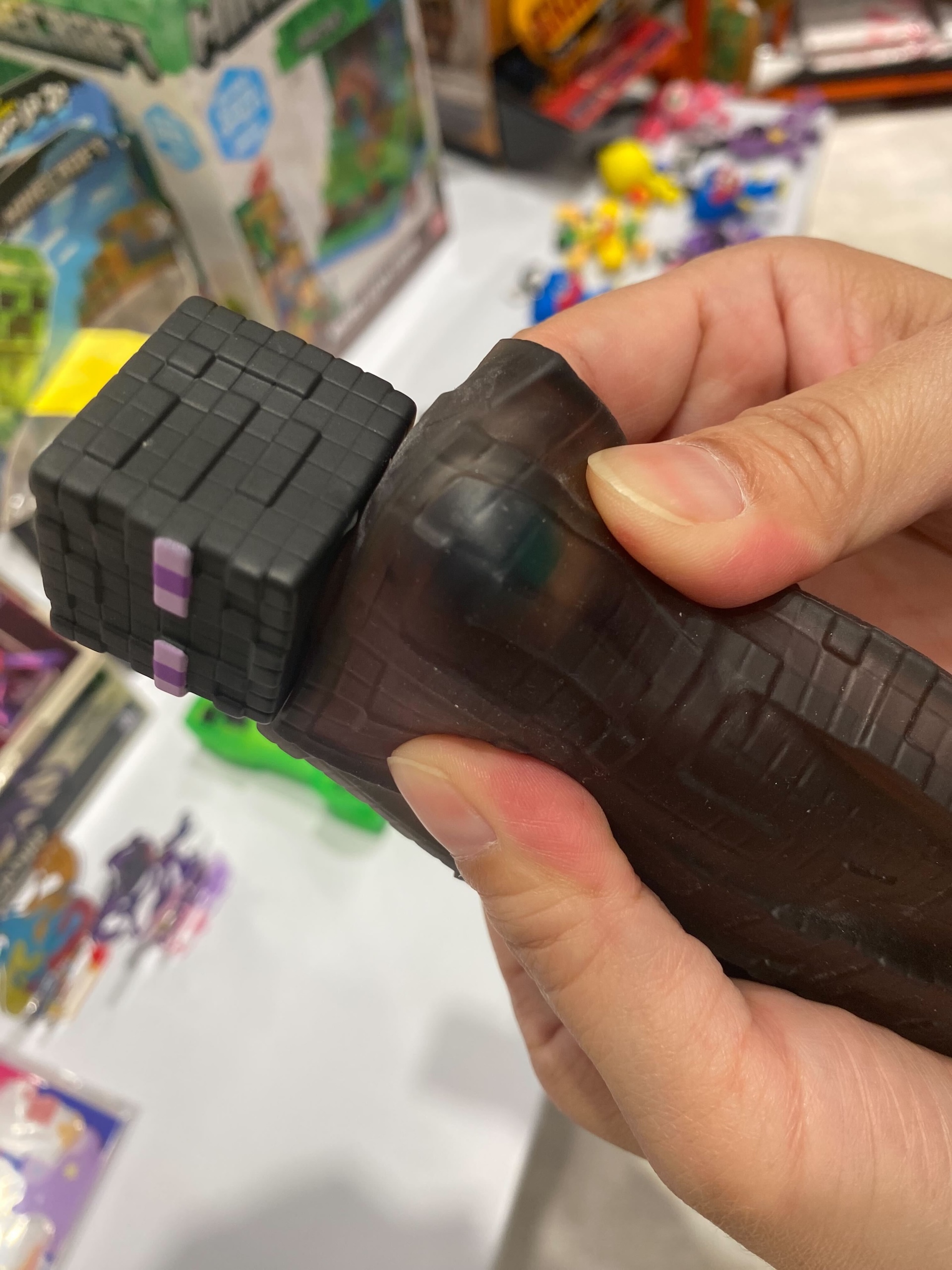 「メタルギアソリッド」シリーズよりダンボールを模した金属のオブジェが登場。世界2001個限定でシリアルナンバー入り