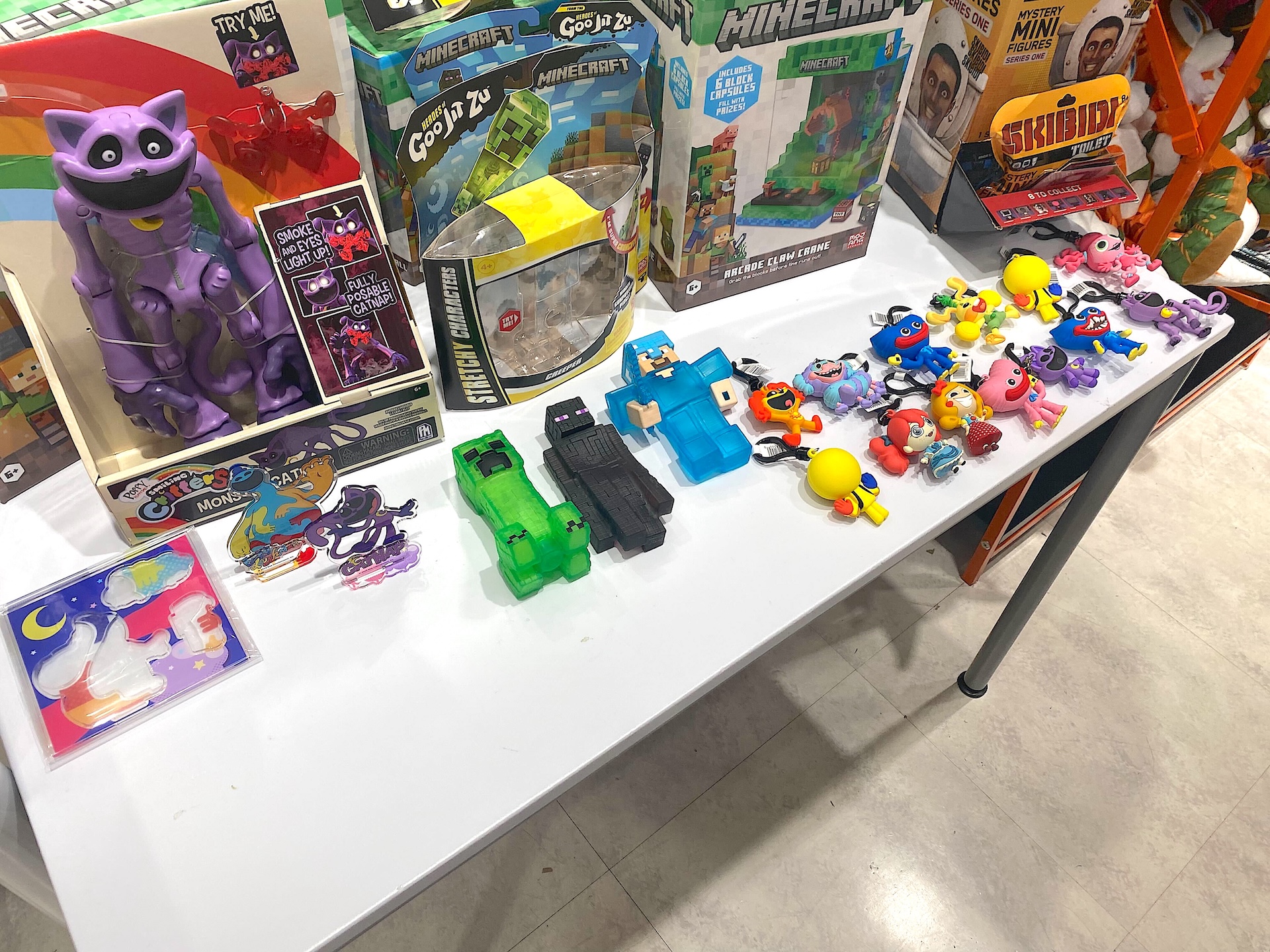 「メタルギアソリッド」シリーズよりダンボールを模した金属のオブジェが登場。世界2001個限定でシリアルナンバー入り