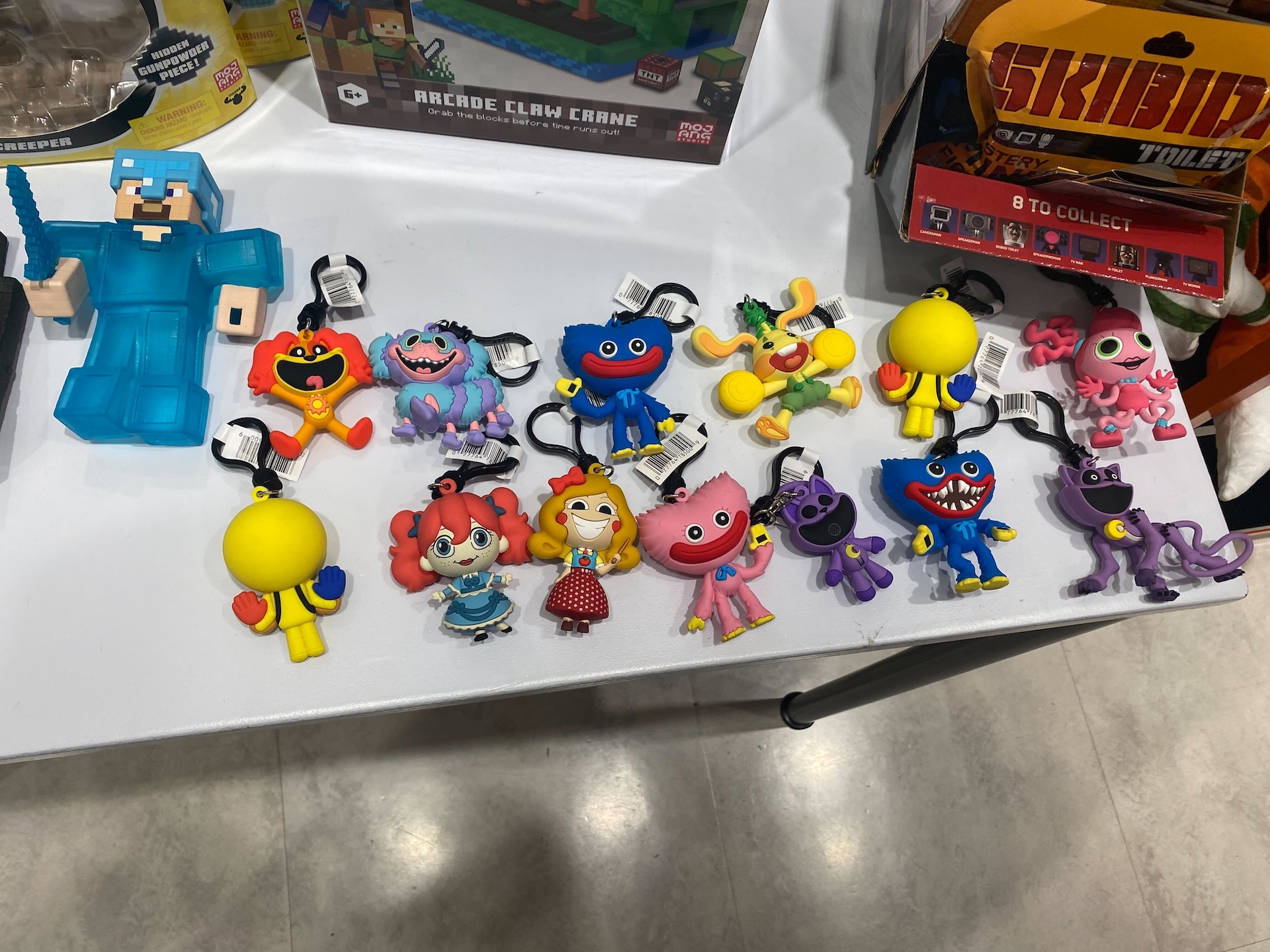 「メタルギアソリッド」シリーズよりダンボールを模した金属のオブジェが登場。世界2001個限定でシリアルナンバー入り