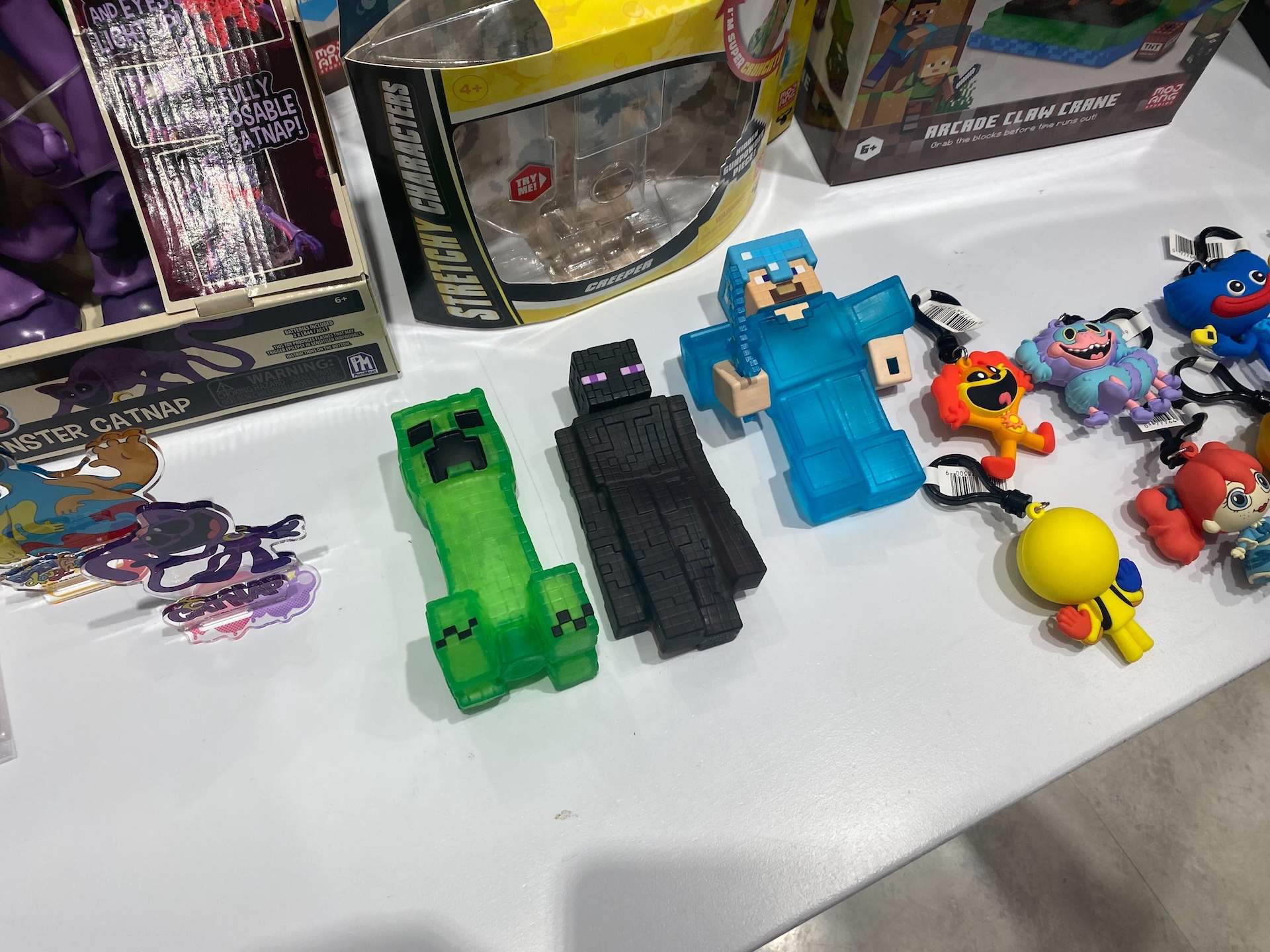 「メタルギアソリッド」シリーズよりダンボールを模した金属のオブジェが登場。世界2001個限定でシリアルナンバー入り