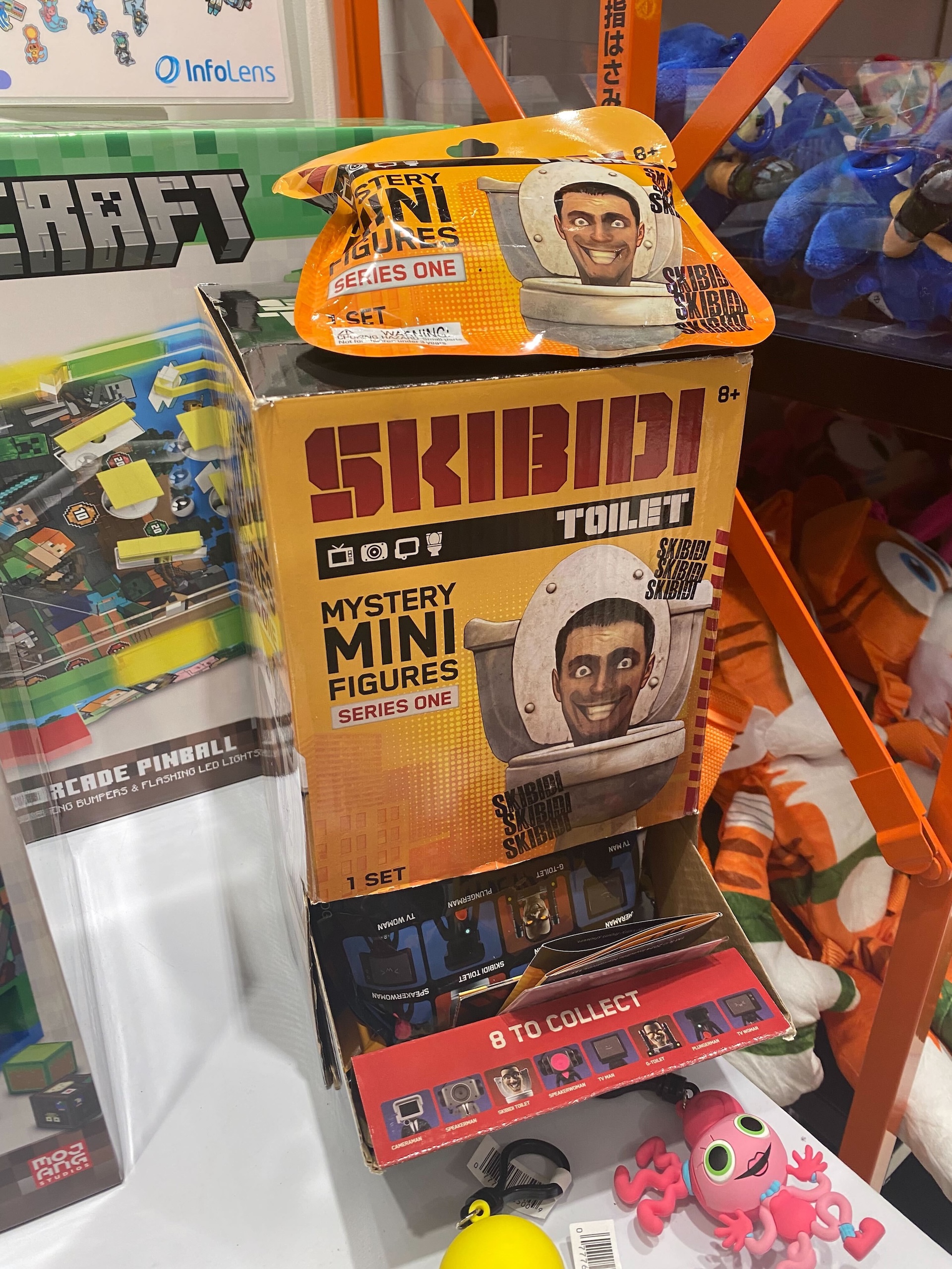 「メタルギアソリッド」シリーズよりダンボールを模した金属のオブジェが登場。世界2001個限定でシリアルナンバー入り