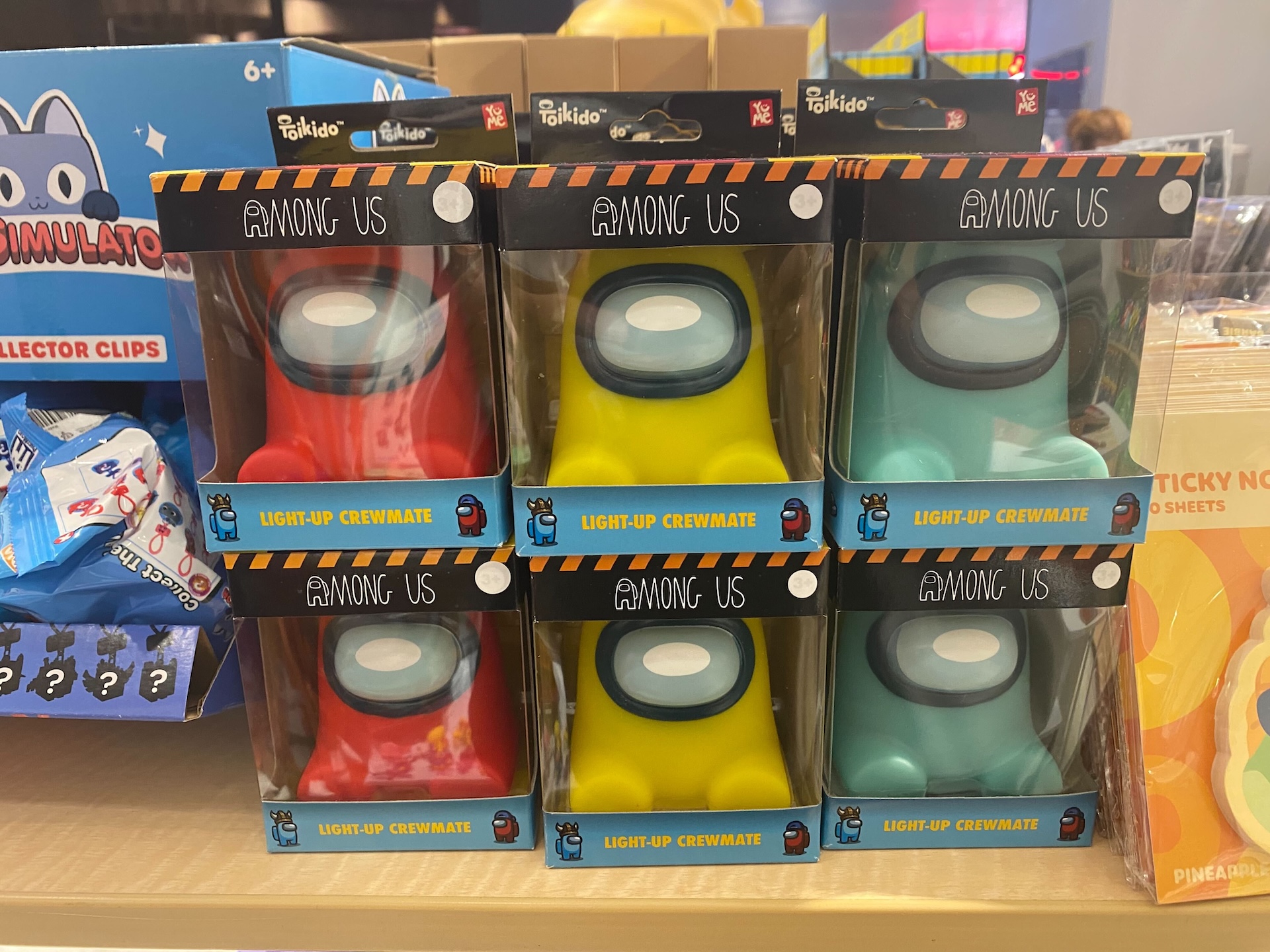 「メタルギアソリッド」シリーズよりダンボールを模した金属のオブジェが登場。世界2001個限定でシリアルナンバー入り