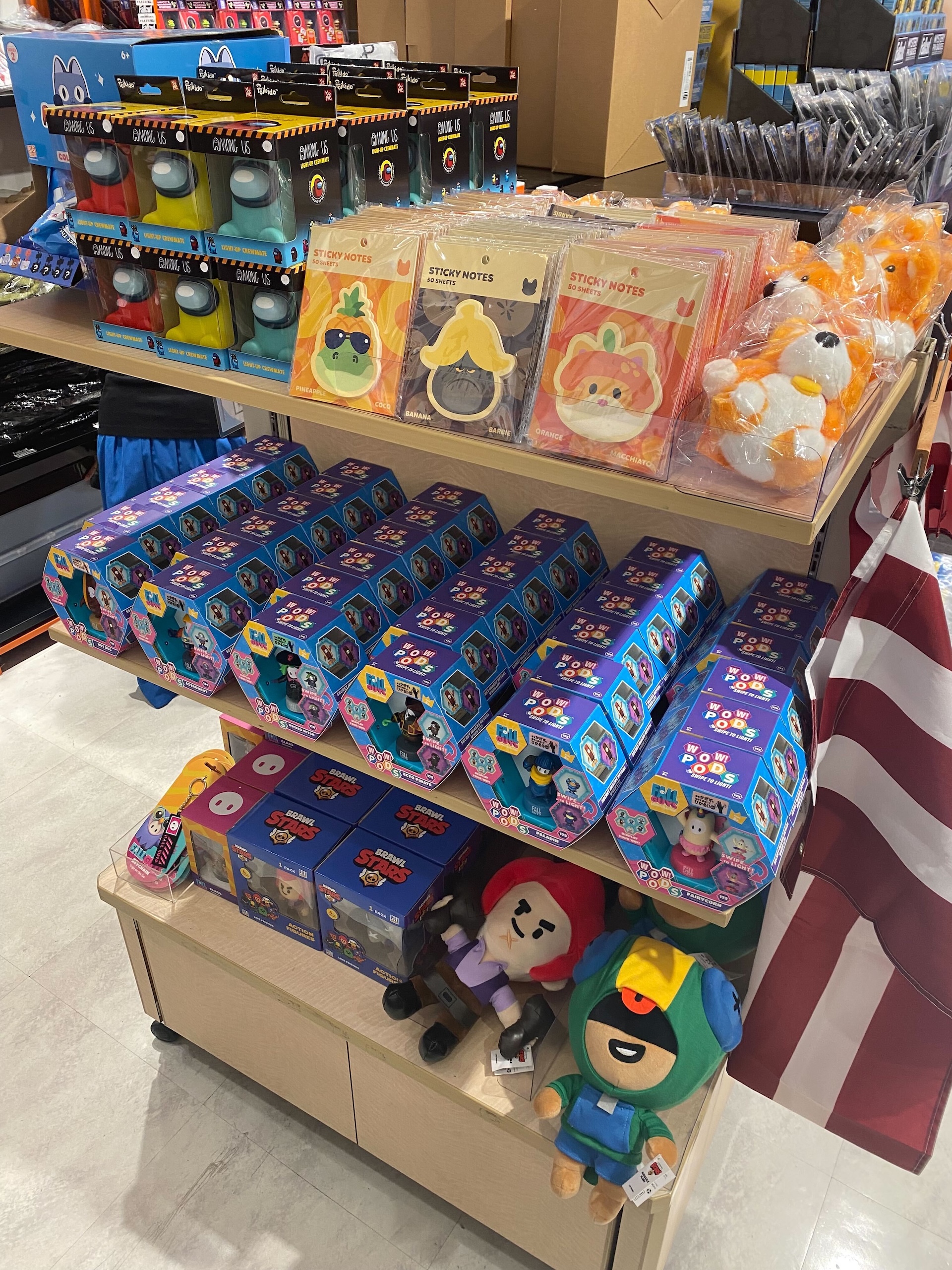 「メタルギアソリッド」シリーズよりダンボールを模した金属のオブジェが登場。世界2001個限定でシリアルナンバー入り