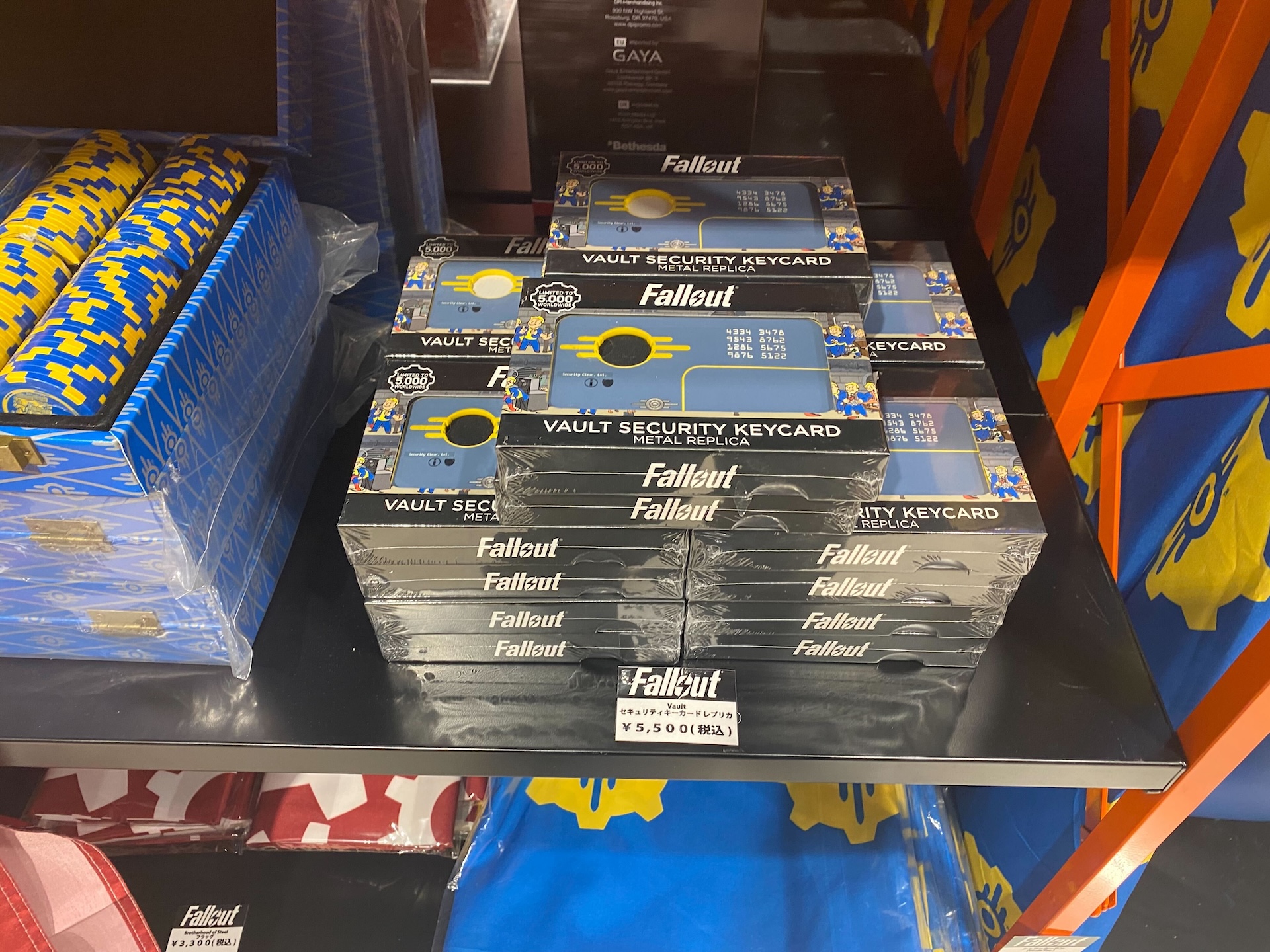 「メタルギアソリッド」シリーズよりダンボールを模した金属のオブジェが登場。世界2001個限定でシリアルナンバー入り