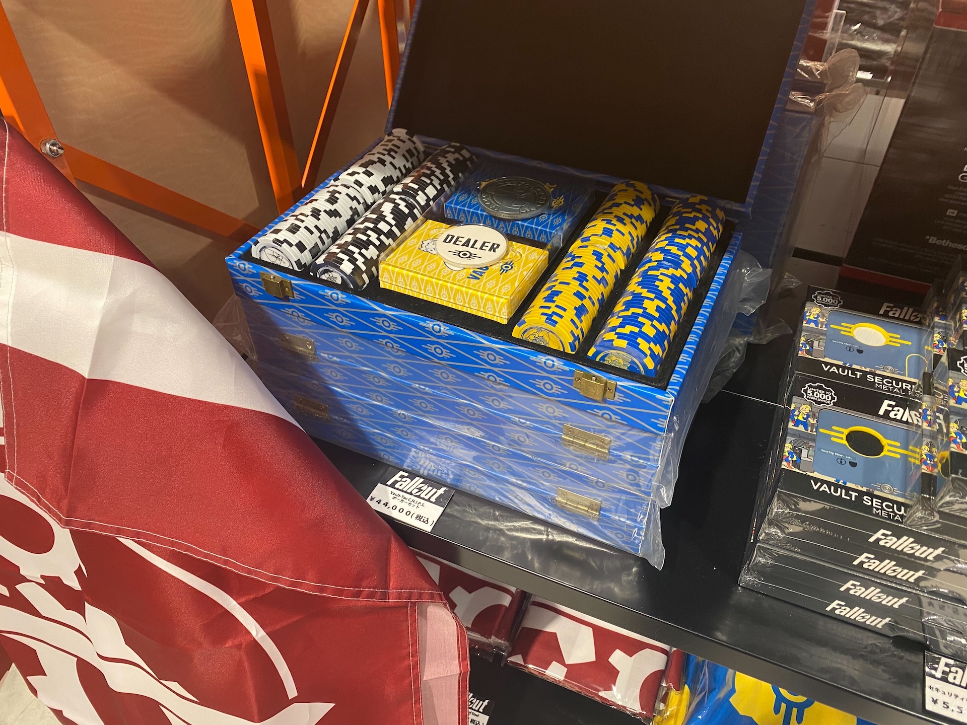 「メタルギアソリッド」シリーズよりダンボールを模した金属のオブジェが登場。世界2001個限定でシリアルナンバー入り