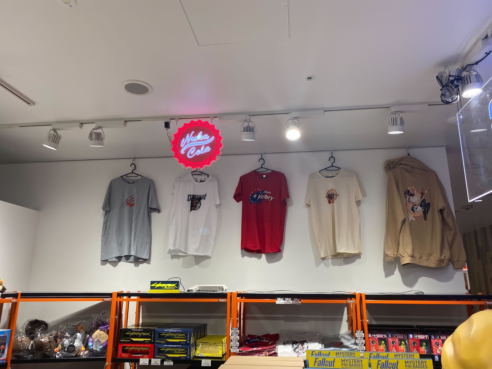 「メタルギアソリッド」シリーズよりダンボールを模した金属のオブジェが登場。世界2001個限定でシリアルナンバー入り