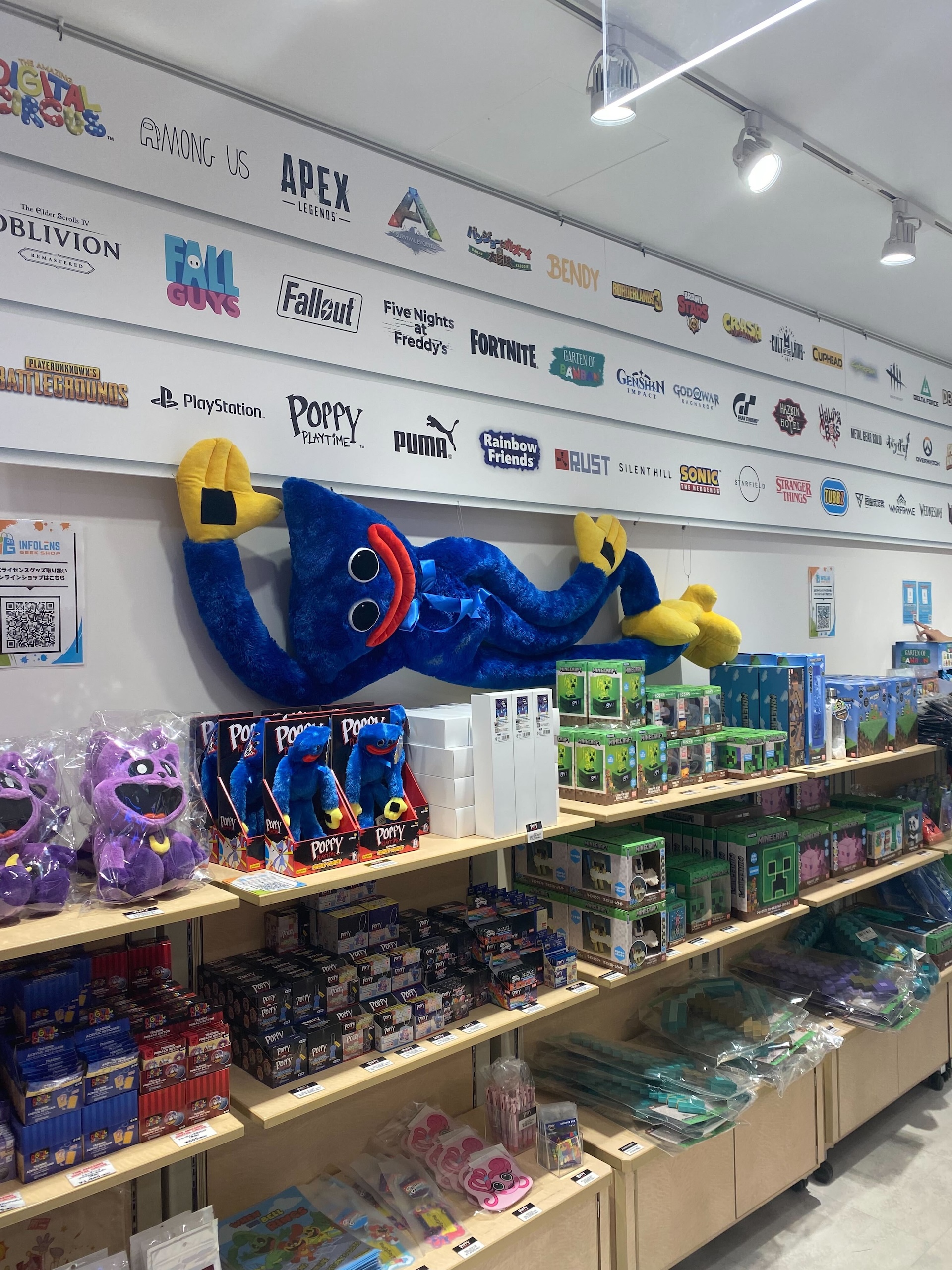 「メタルギアソリッド」シリーズよりダンボールを模した金属のオブジェが登場。世界2001個限定でシリアルナンバー入り