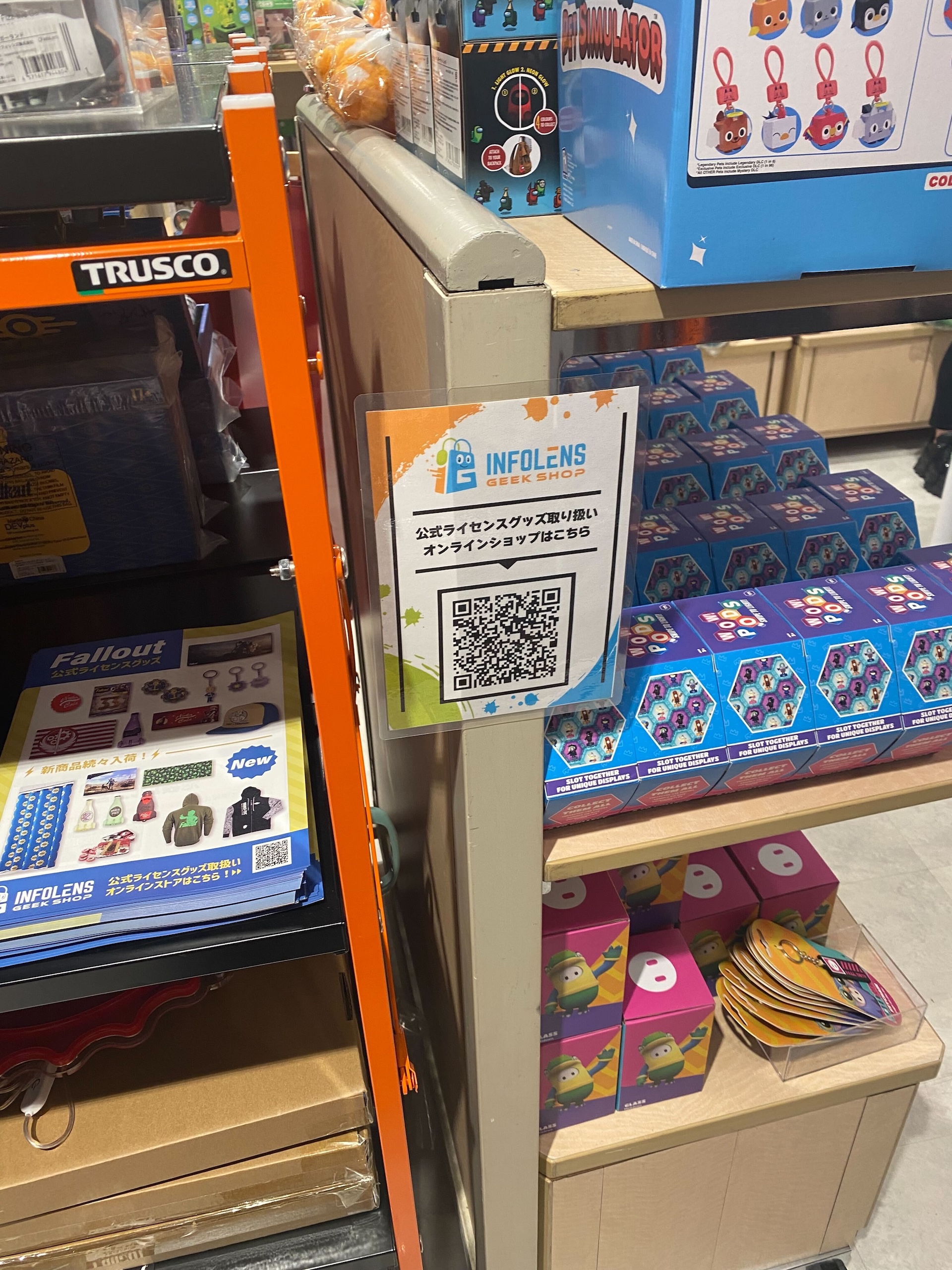 「メタルギアソリッド」シリーズよりダンボールを模した金属のオブジェが登場。世界2001個限定でシリアルナンバー入り