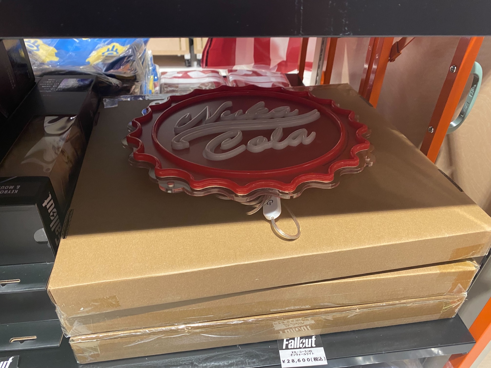 「メタルギアソリッド」シリーズよりダンボールを模した金属のオブジェが登場。世界2001個限定でシリアルナンバー入り