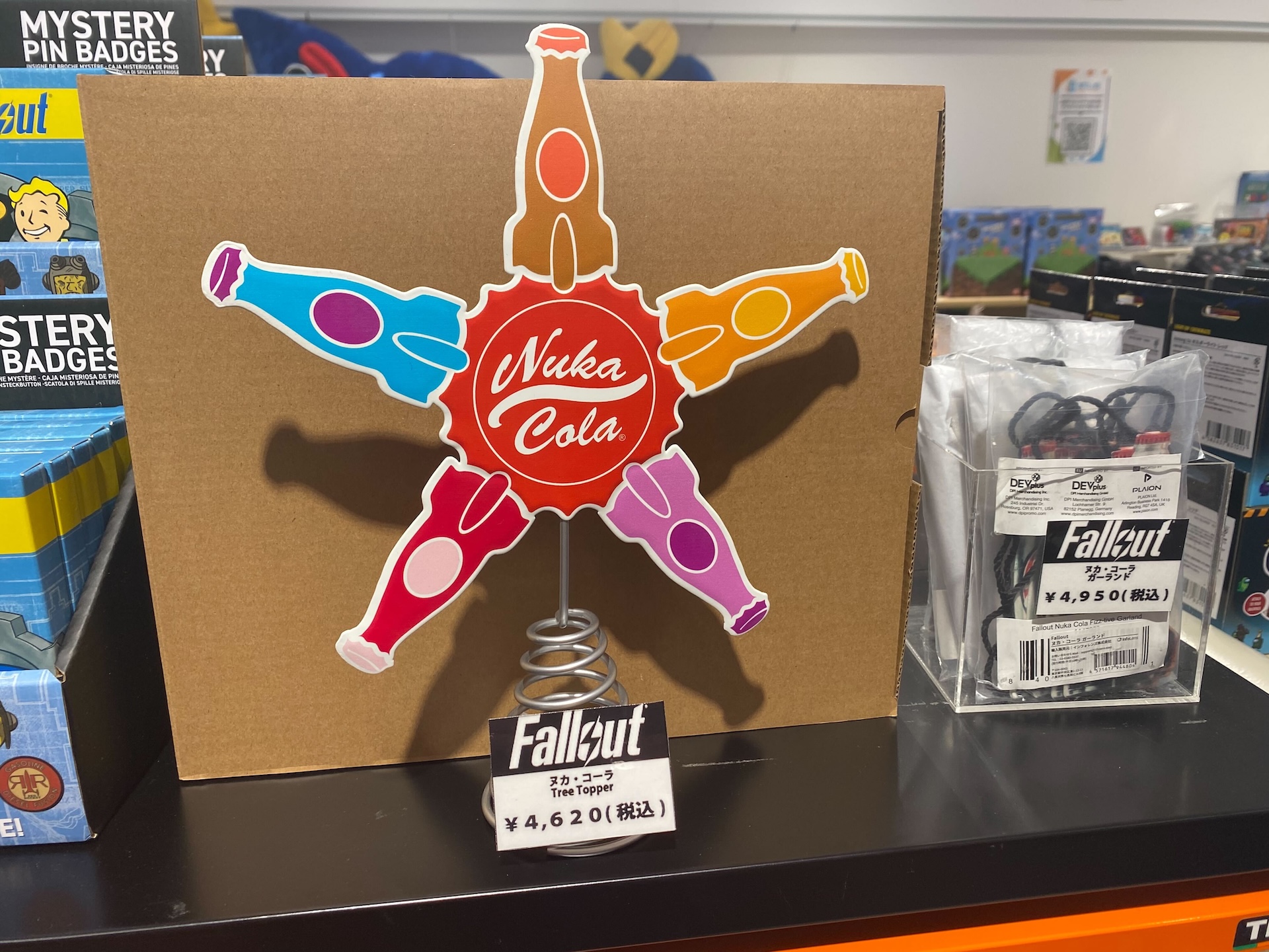 「メタルギアソリッド」シリーズよりダンボールを模した金属のオブジェが登場。世界2001個限定でシリアルナンバー入り