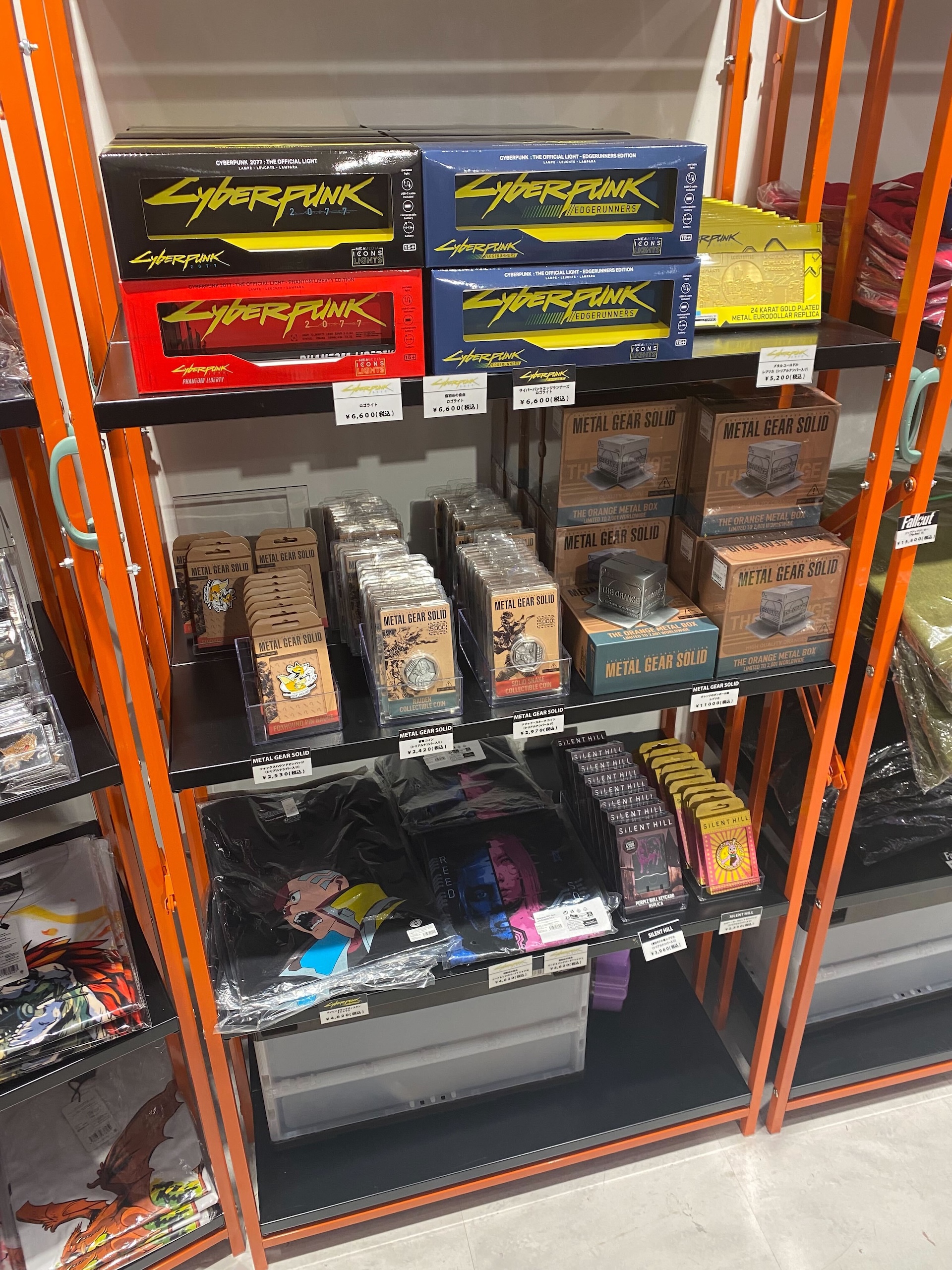 「メタルギアソリッド」シリーズよりダンボールを模した金属のオブジェが登場。世界2001個限定でシリアルナンバー入り