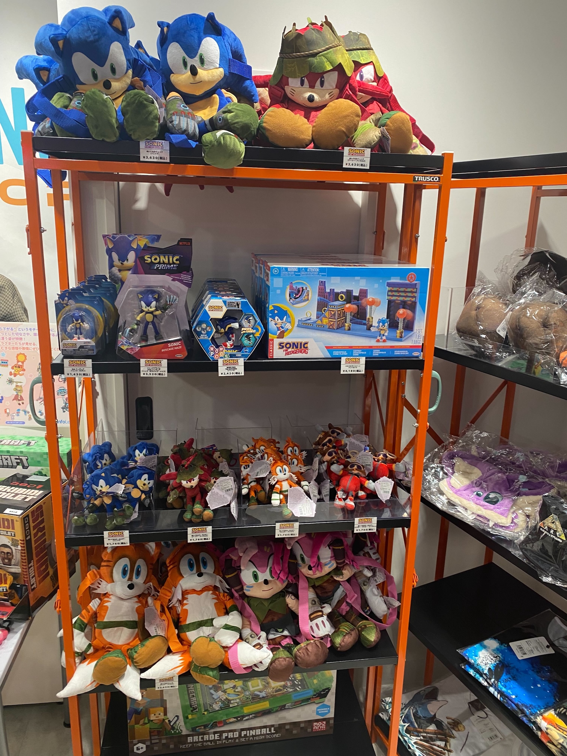 「メタルギアソリッド」シリーズよりダンボールを模した金属のオブジェが登場。世界2001個限定でシリアルナンバー入り