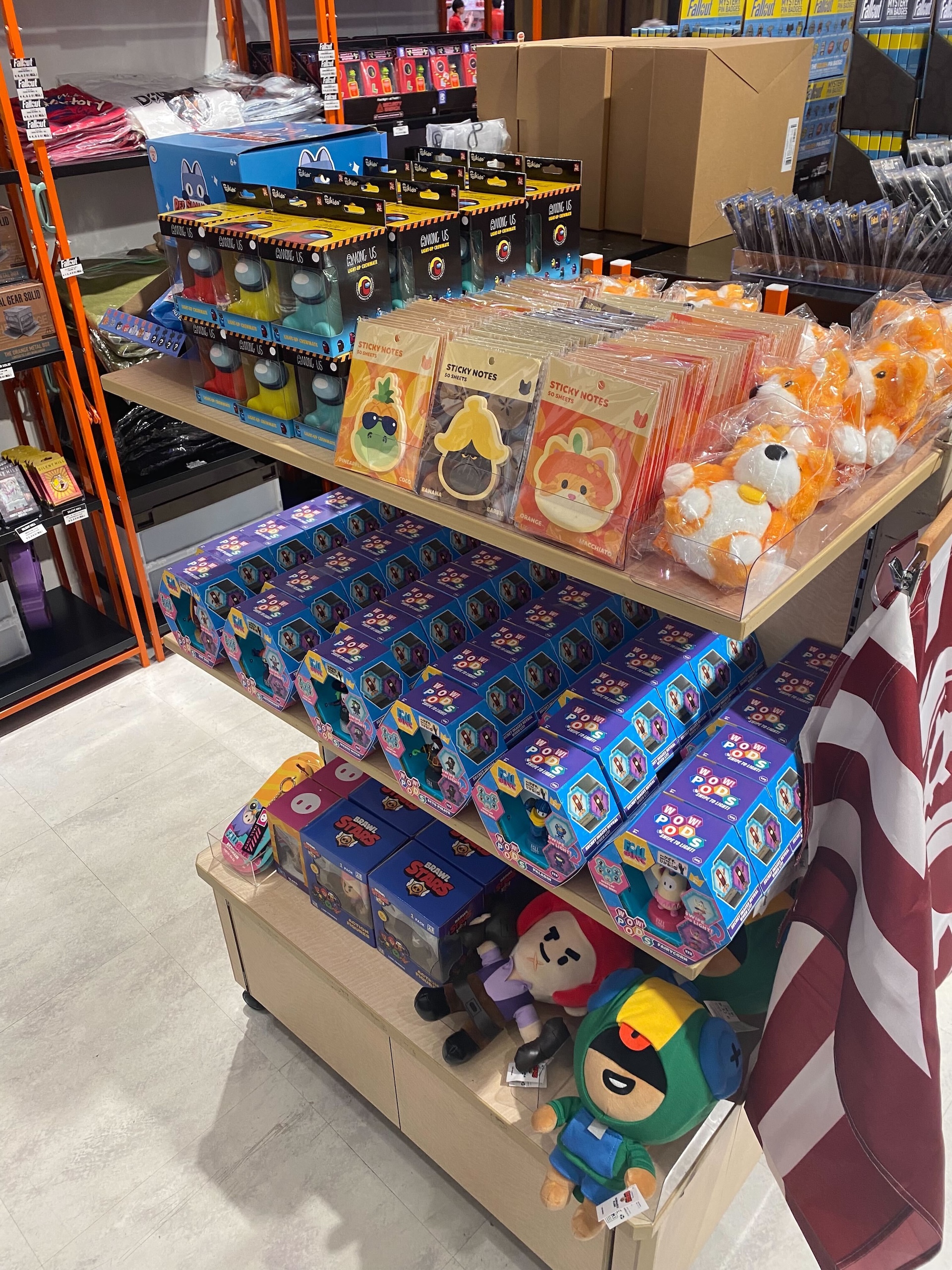 「メタルギアソリッド」シリーズよりダンボールを模した金属のオブジェが登場。世界2001個限定でシリアルナンバー入り