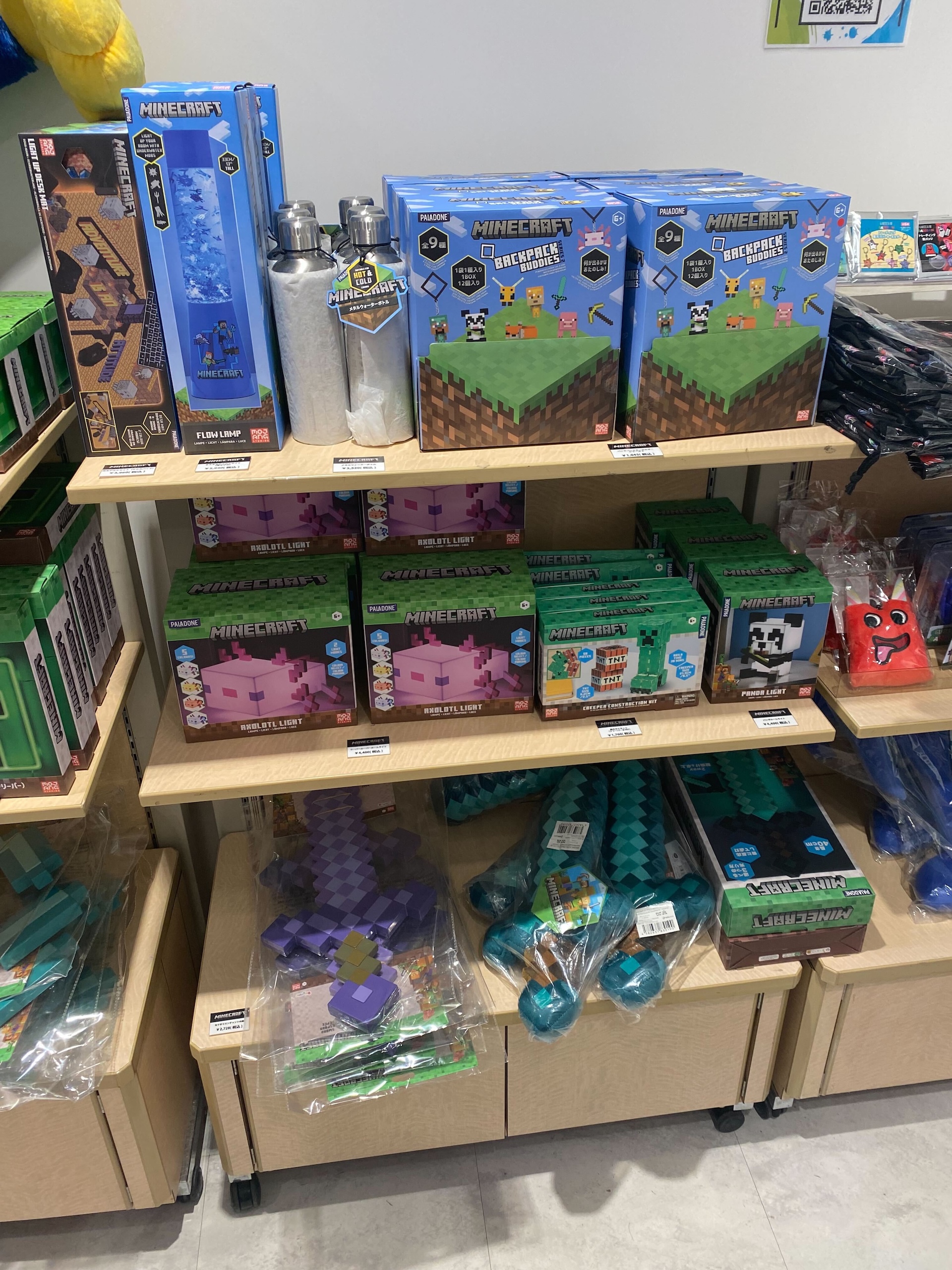 「メタルギアソリッド」シリーズよりダンボールを模した金属のオブジェが登場。世界2001個限定でシリアルナンバー入り