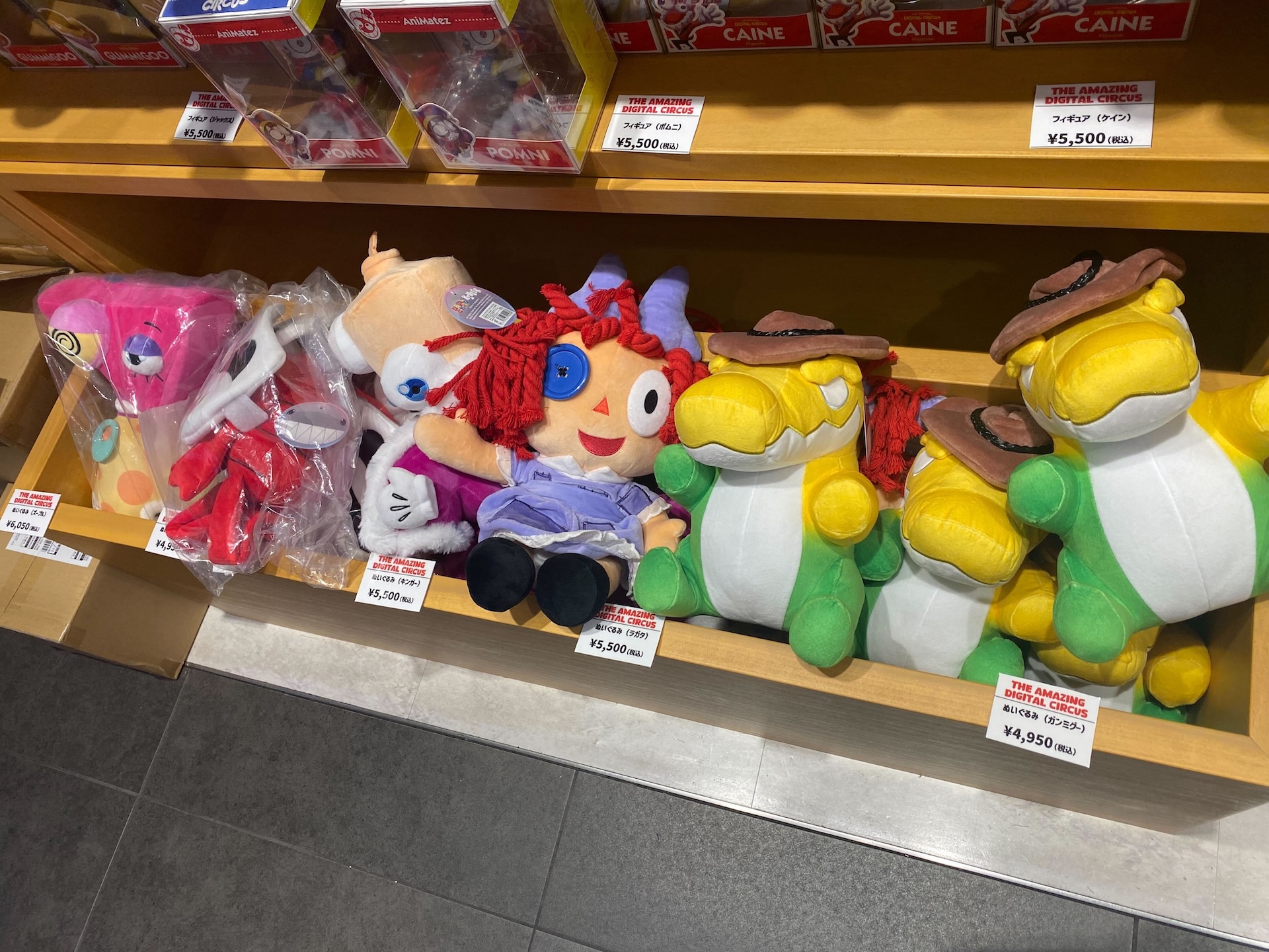 「メタルギアソリッド」シリーズよりダンボールを模した金属のオブジェが登場。世界2001個限定でシリアルナンバー入り